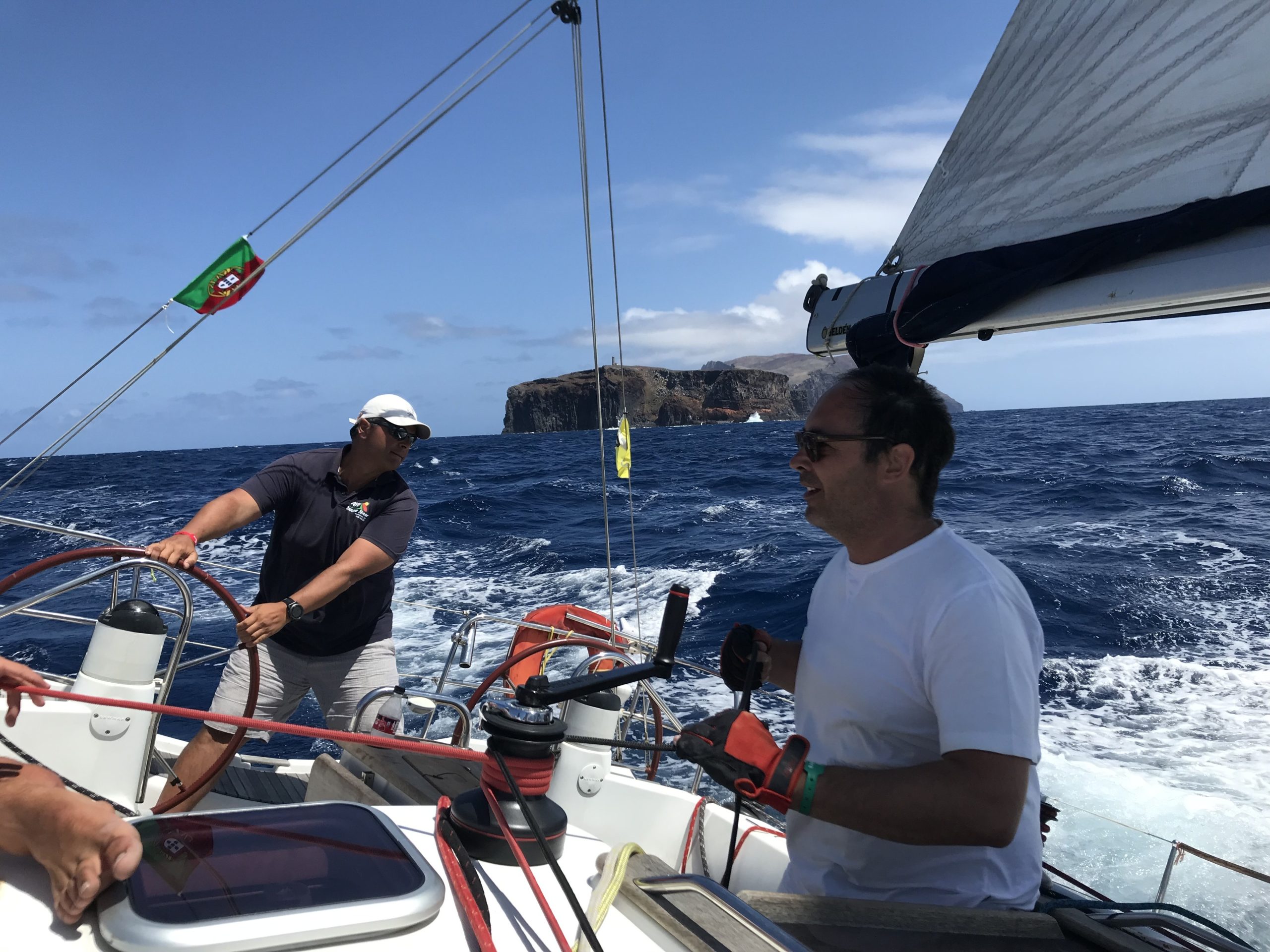 “Vai entrar vento, vem aí rajada… solta o balão!” O relato de uma travessia à vela entre Porto Santo e Funchal