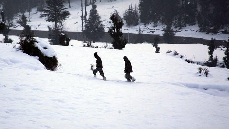 Soldados indianos recebem treino para resistir a avalanches