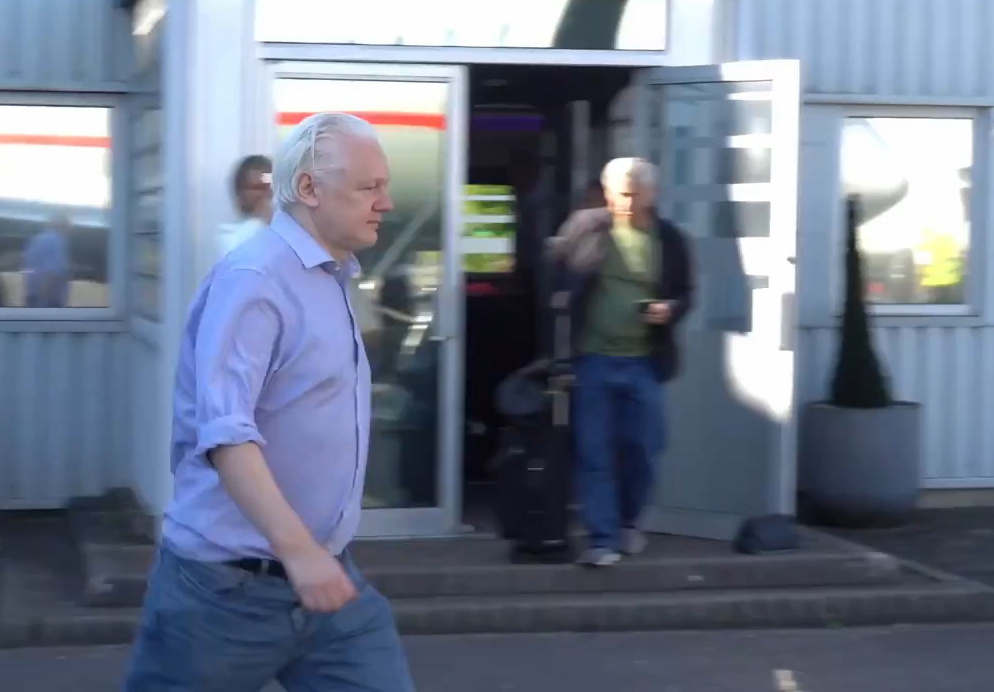 Julian Assange chega a acordo com EUA e sai da prisão