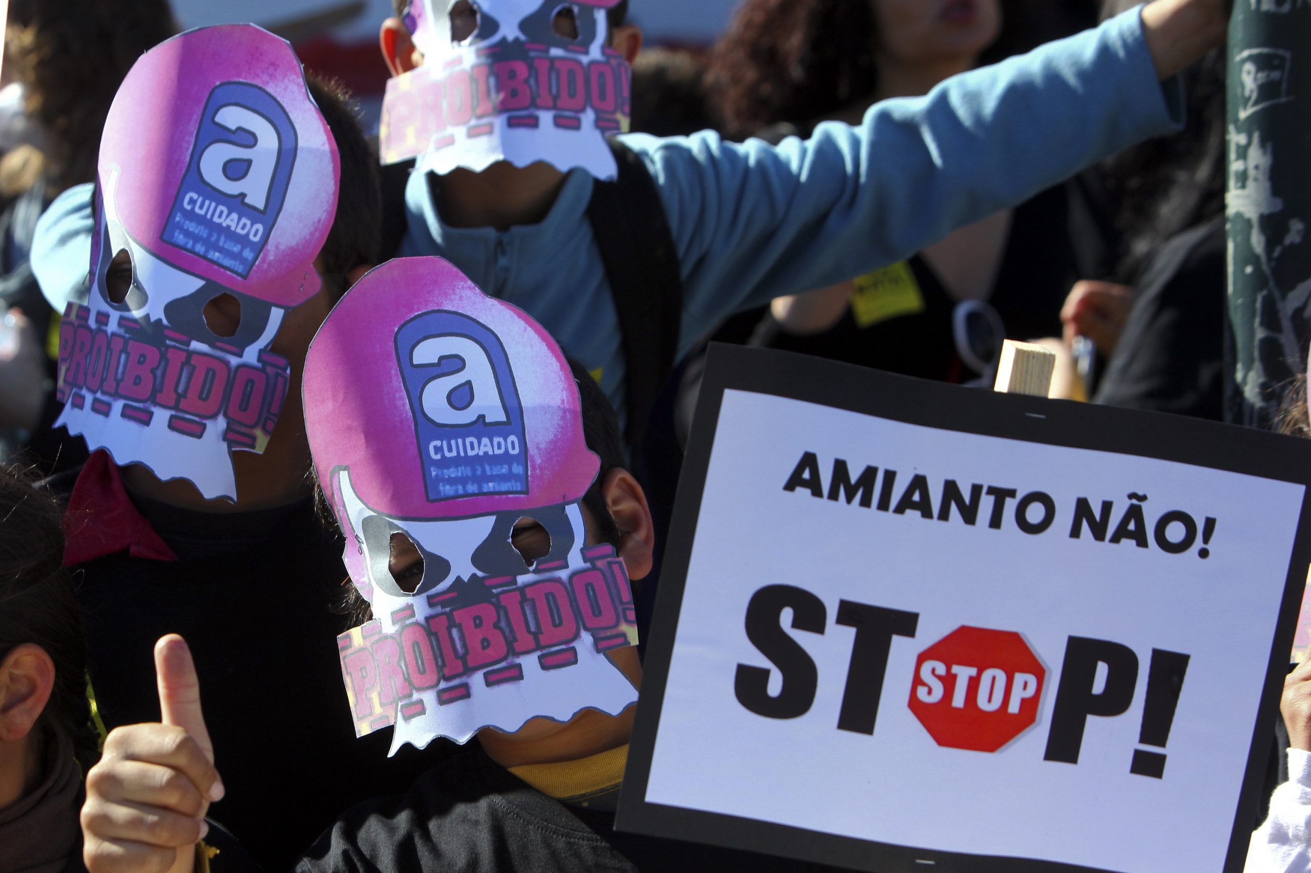 Centenas de alunos, pais e professores marcham em Camarate contra o amianto