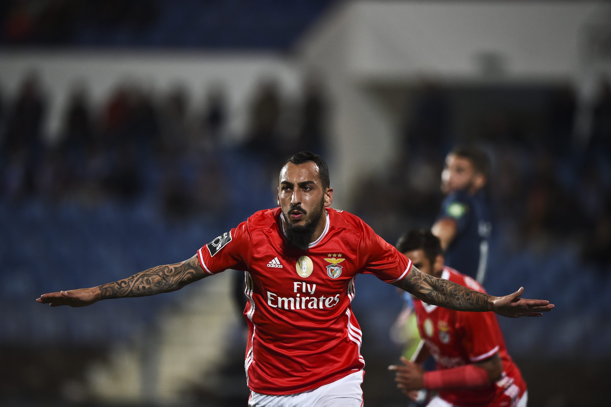 Benfica vence no Restelo e recupera liderança isolada