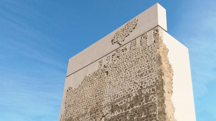 Será esta a pior forma de restaurar um castelo? Em Espanha há quem ache que sim
