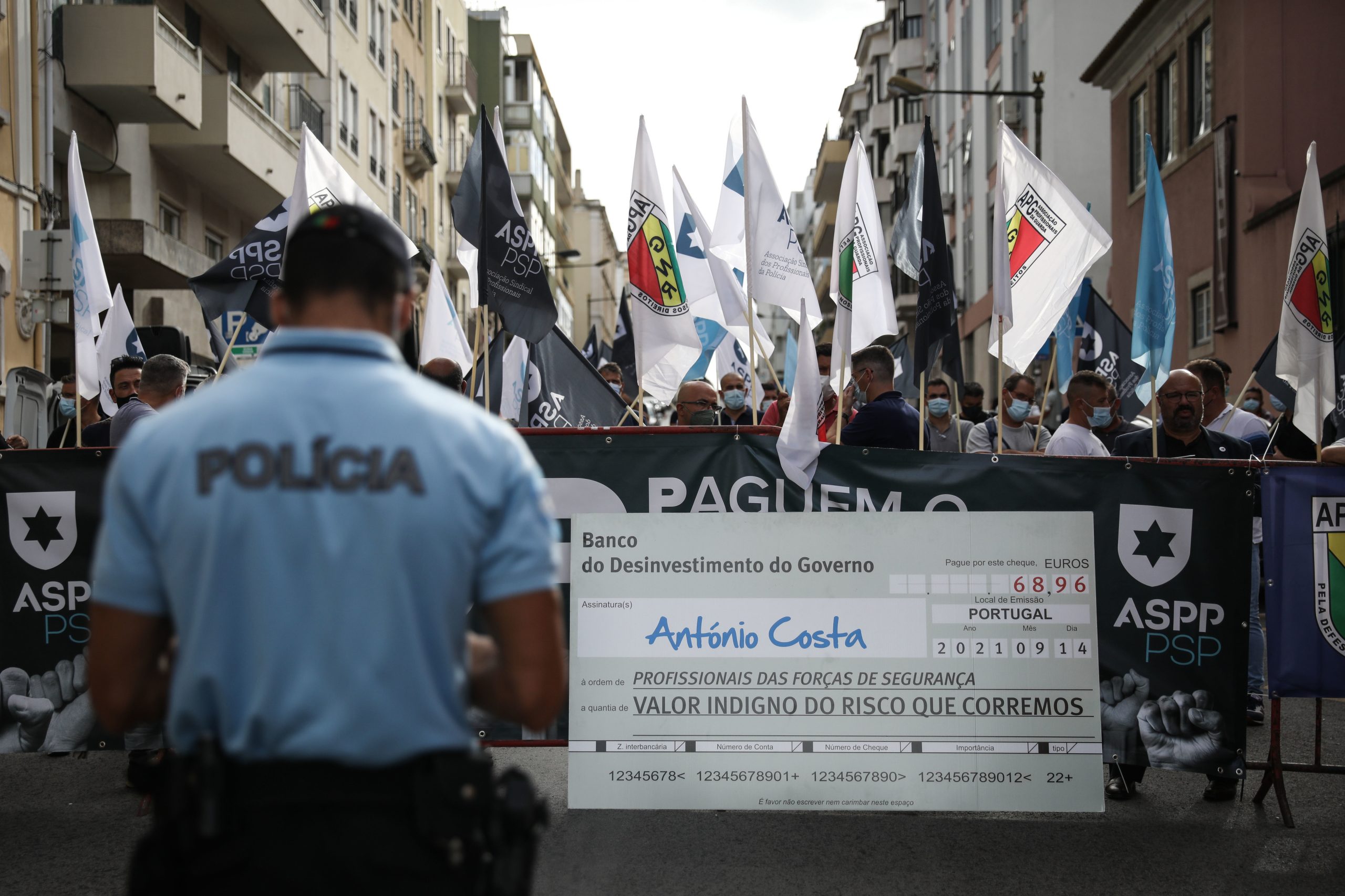 Polícias manifestam-se contra fixação de subsídio de risco em 100 euros