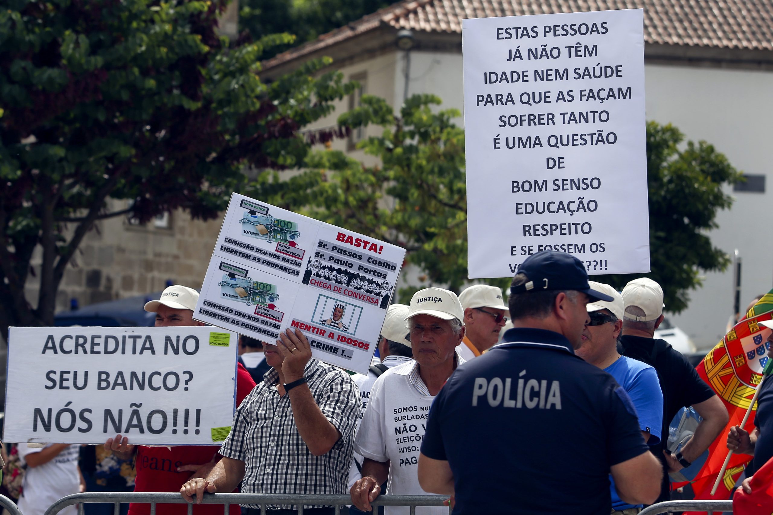 BES: Lesados protestaram no Porto contra “desvio” de parte da provisão para Montepio