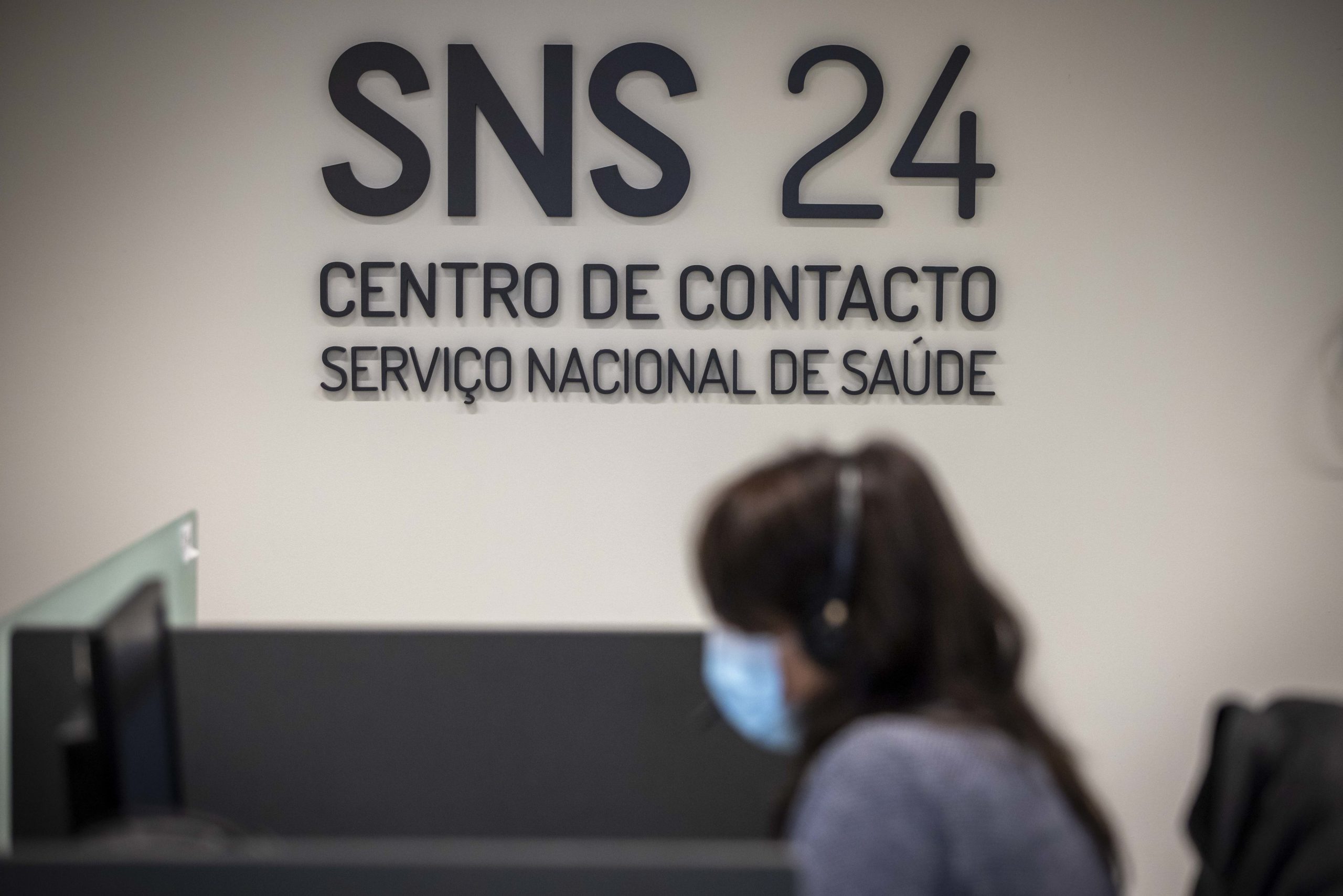 SNS24 atendeu mais de 72 mil chamadas só na segunda-feira. Vão ser contratadas 750 pessoas para reforçar o serviço