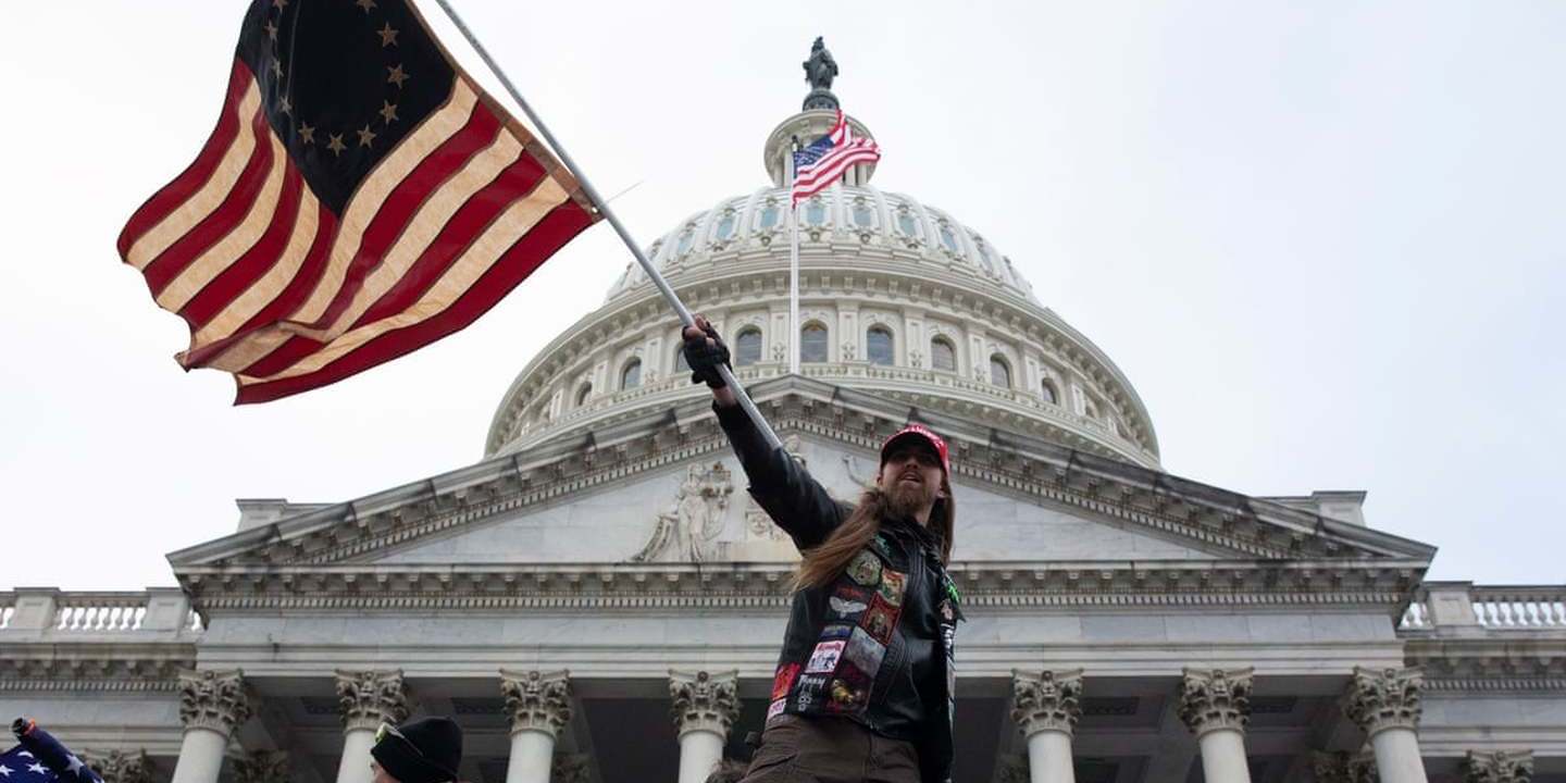 Líder do grupo de extrema direita Oath Keepers nega ter planeado ataque ao Capitólio