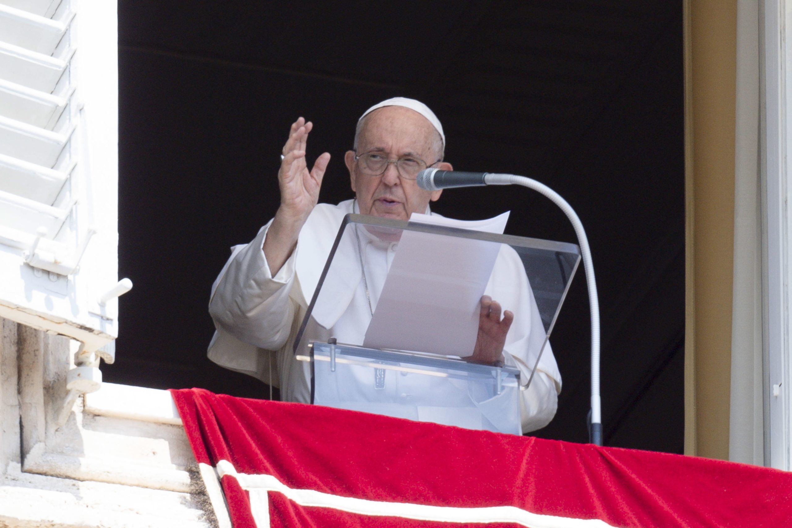 Papa apela ao corte nos gastos militares a favor da ajuda humanitária