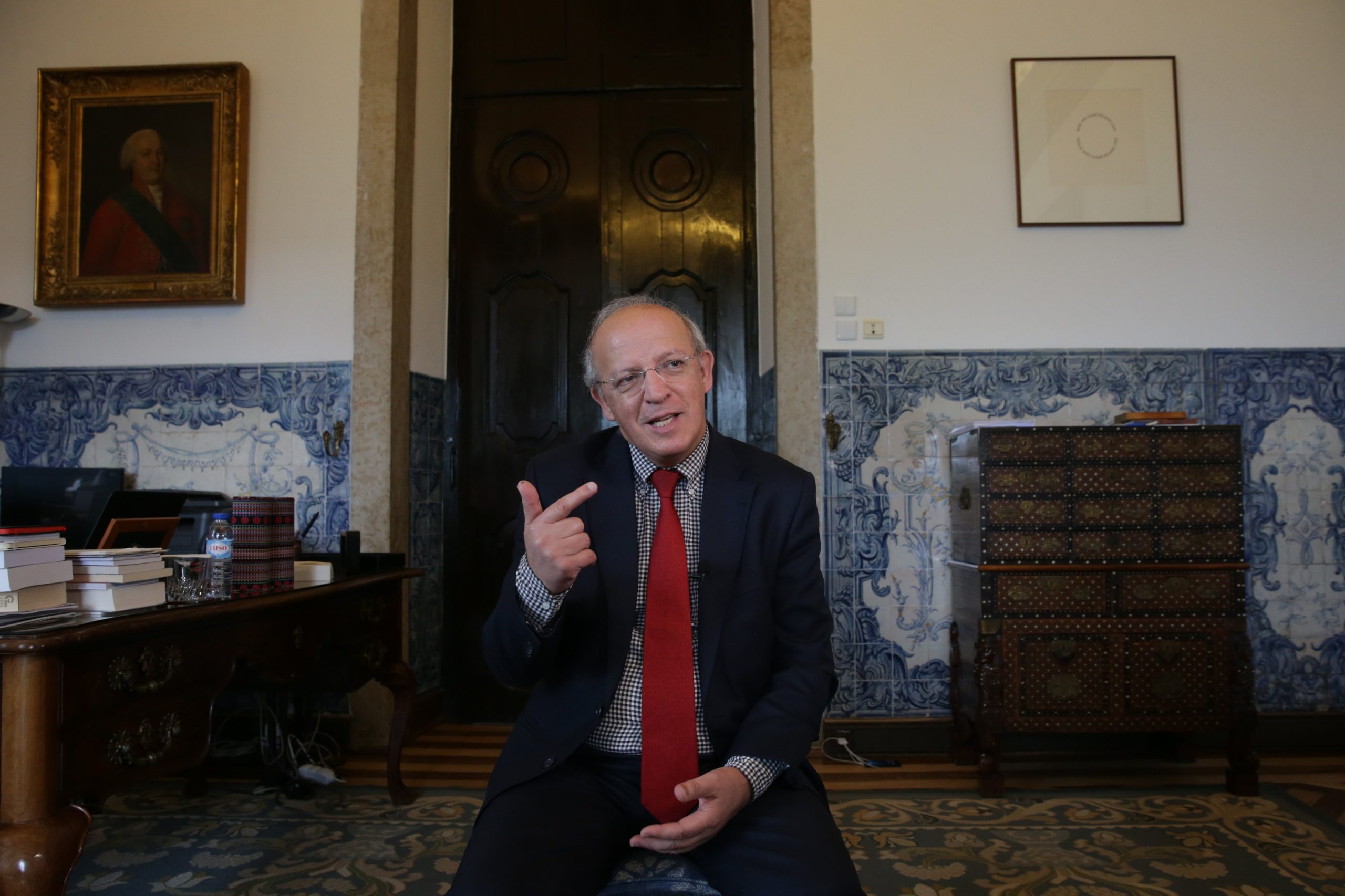 Augusto Santos Silva reúne textos próprios para promover debate sobre diplomacia