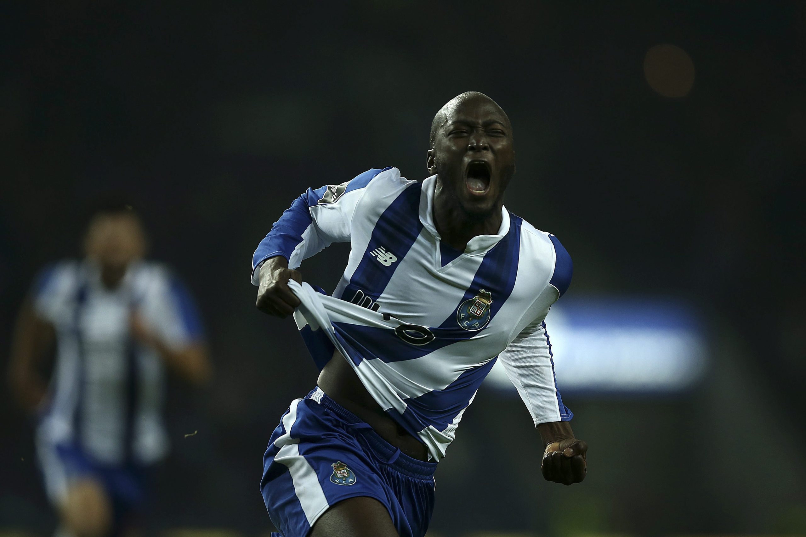 FC Porto aproveita derrota do Sporting e mantém perseguição ao Benfica