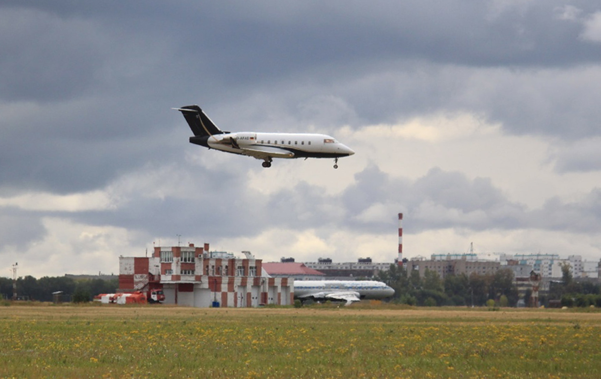 Alexei Navalny transportado em ambulância para o aeroporto. Será transferido para a Alemanha