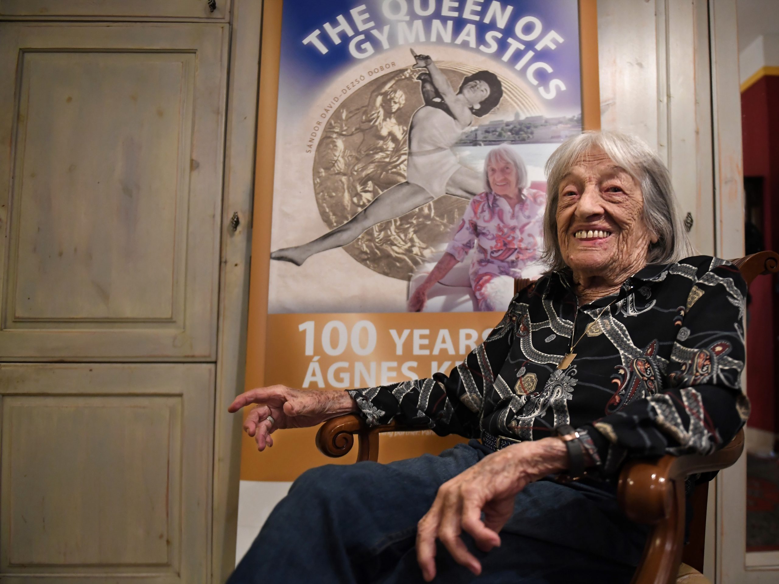 Ginasta Agnes Keleti, a mais velha campeã olímpica viva, celebra 100 anos