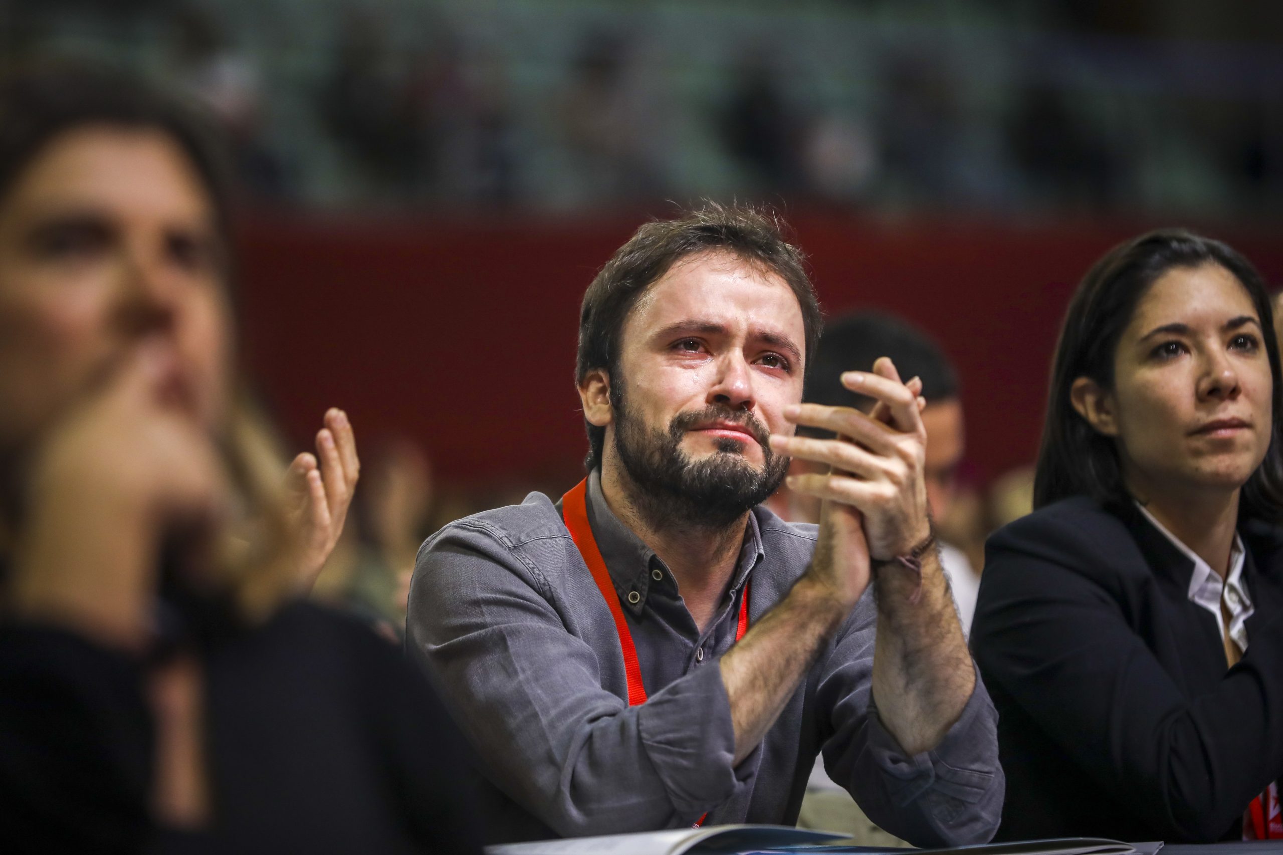 BE. José Soeiro mostra objetos de trabalhadores como símbolo da luta por direitos