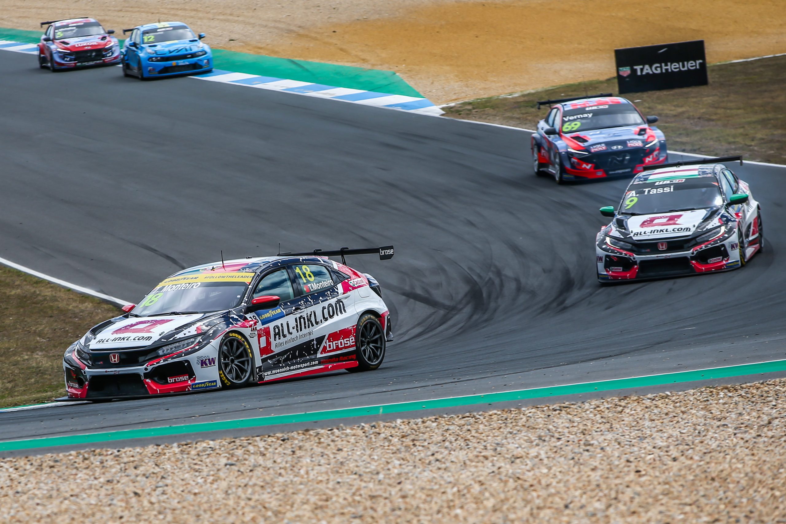 Tiago Monteiro em 14.º e 15.º antes de o WTCR chegar a Portugal