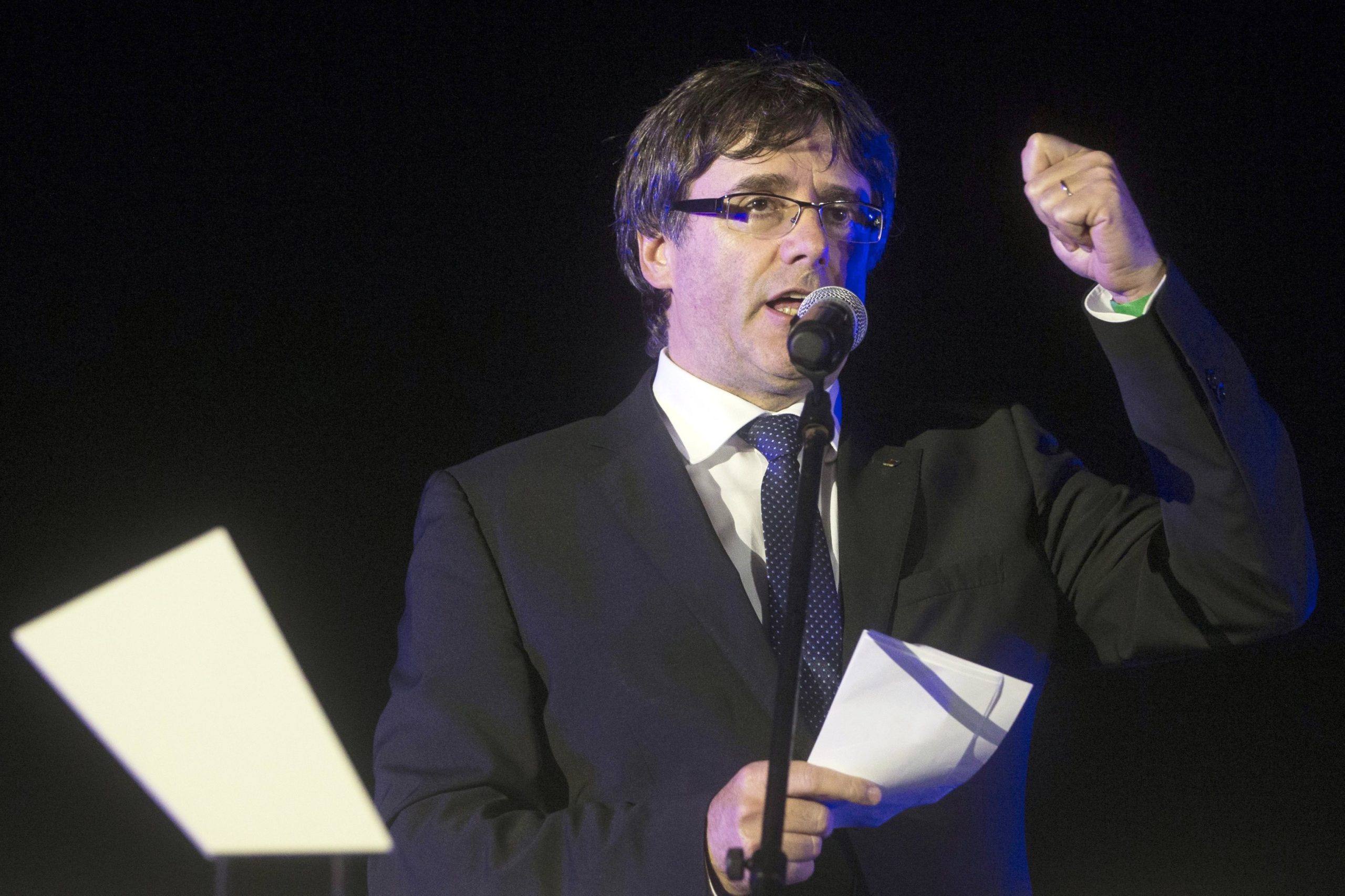 Polícia antimotim ocupou colégio onde deveria votar Puigdemont, mas líder da Catalunha já votou noutro local