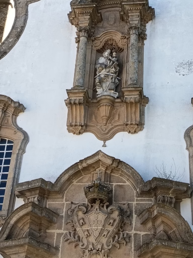 Guarda: Parte da imagem da Virgem da Misericórdia cai da fachada da Igreja da Misericórdia
