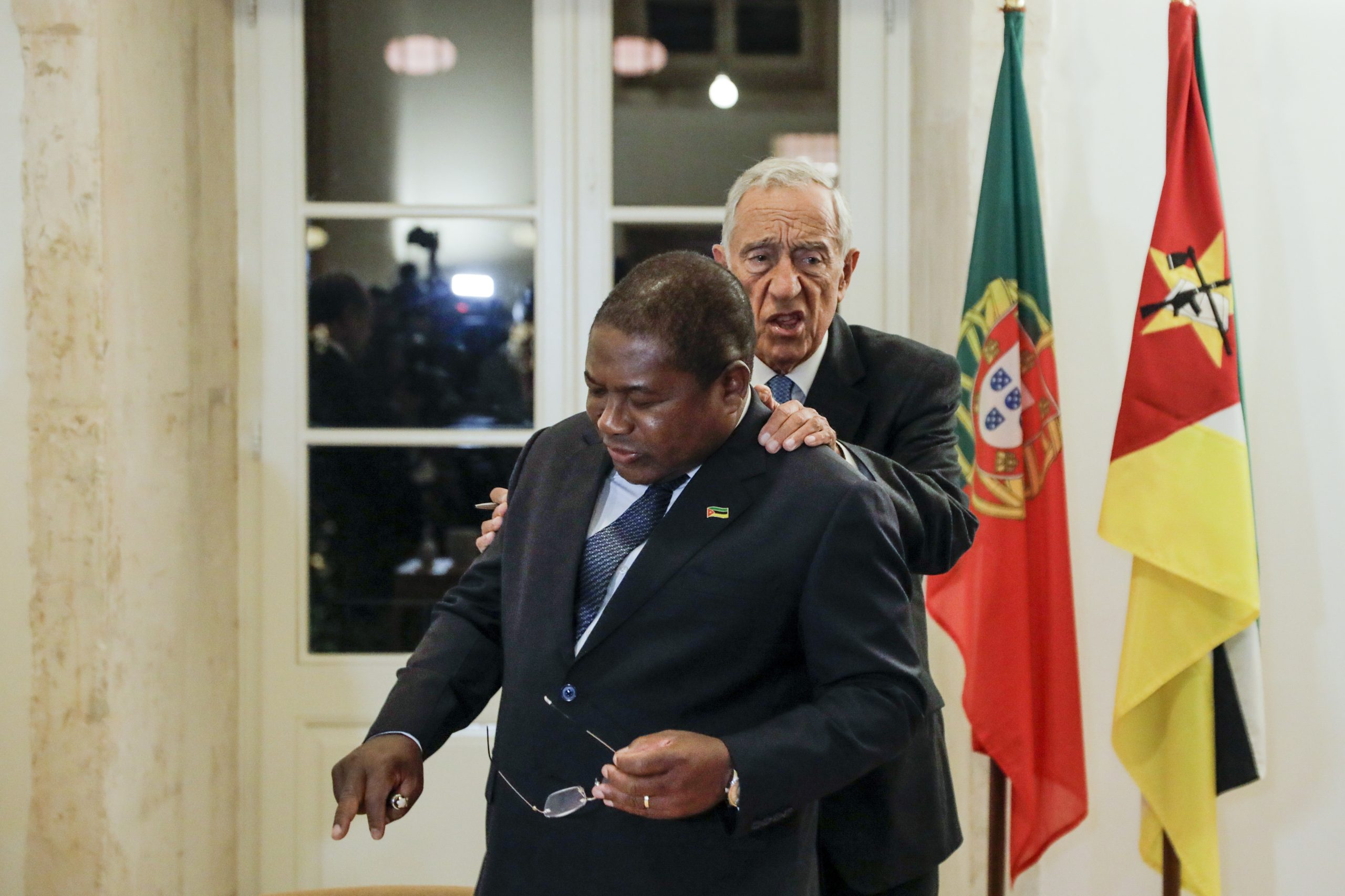 Presidentes de Portugal e Moçambique num fórum de negócios entre os dois países