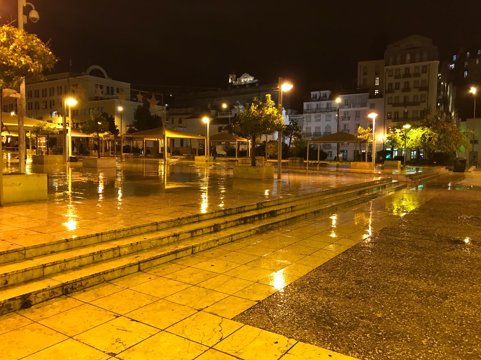 Praça do Martim Moniz, em Lisboa, à noite.
