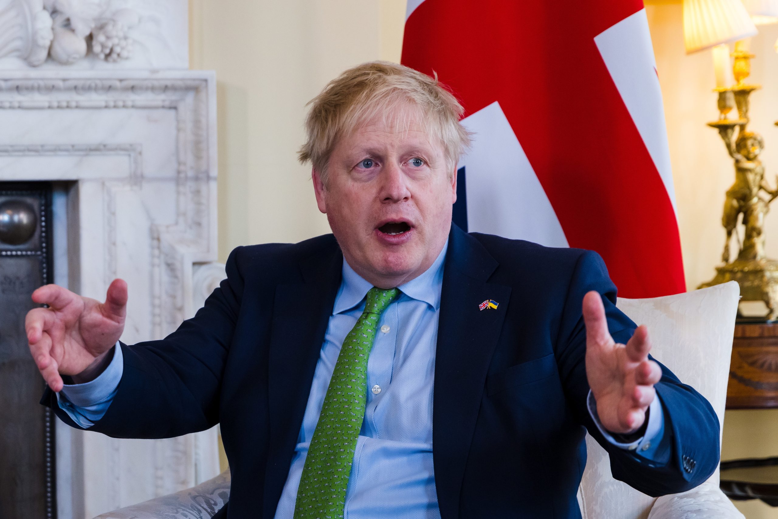 Boris Johnson visita países árabes em busca de apoio contra Rússia