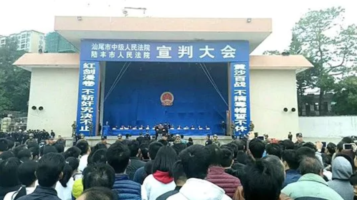 China: Milhares de pessoas assistiram à condenação à morte de 10 pessoas num estádio