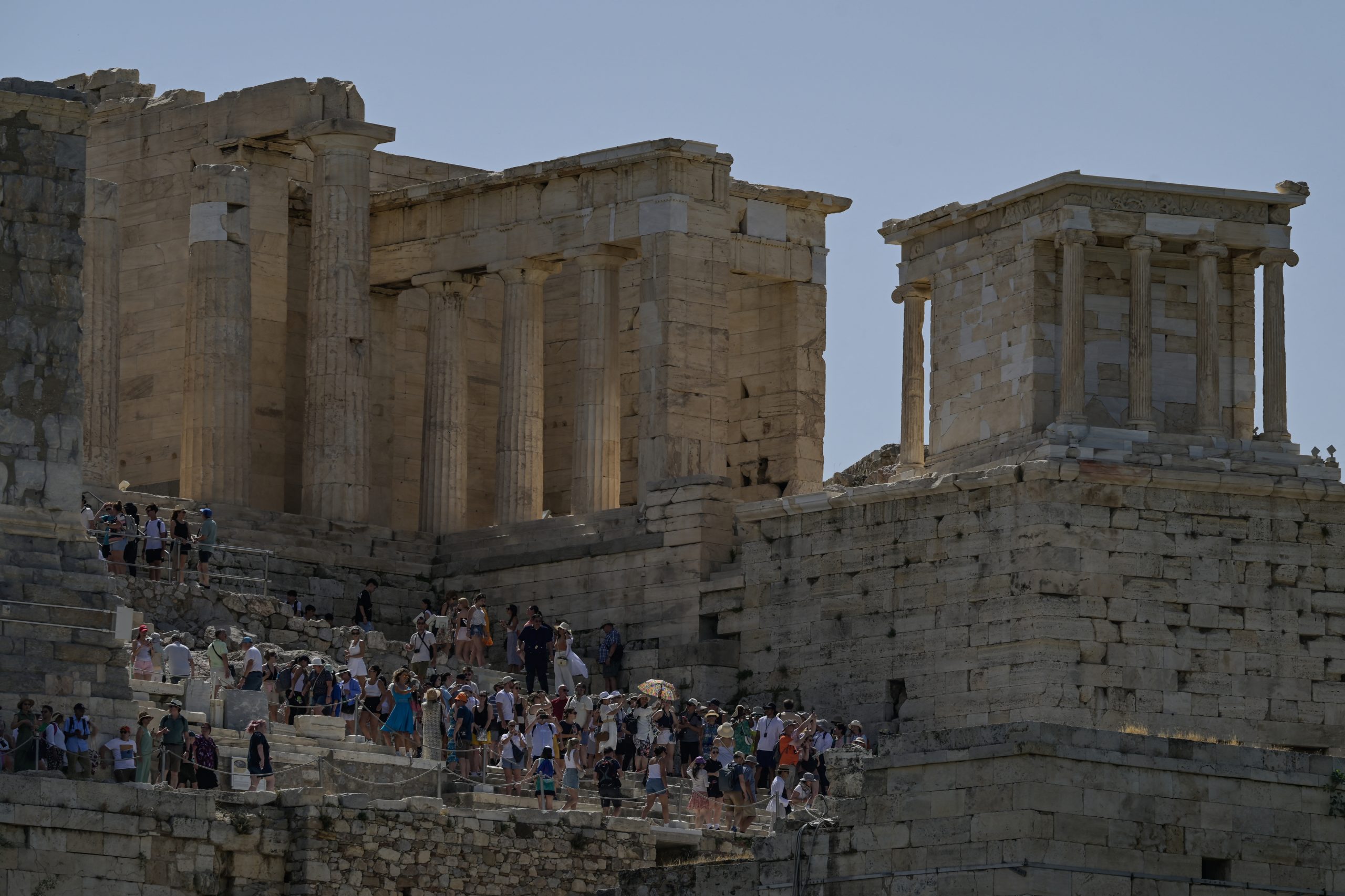 Viajar para ficar à porta. Onda de calor obriga autoridades a fechar a Acrópole de Atenas