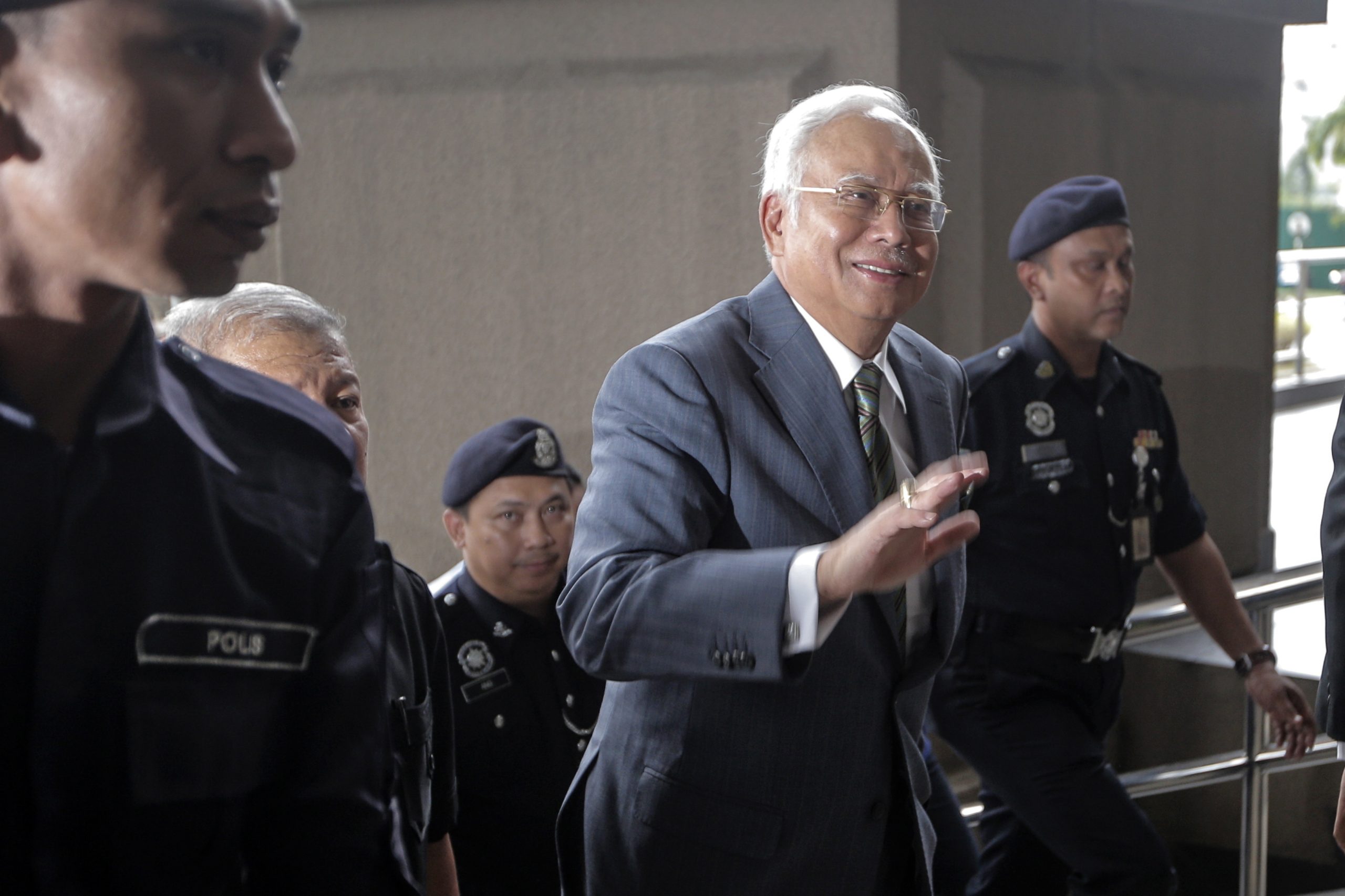 Ex-primeiro-ministro da Malásia acusado de três crimes de lavagem de dinheiro