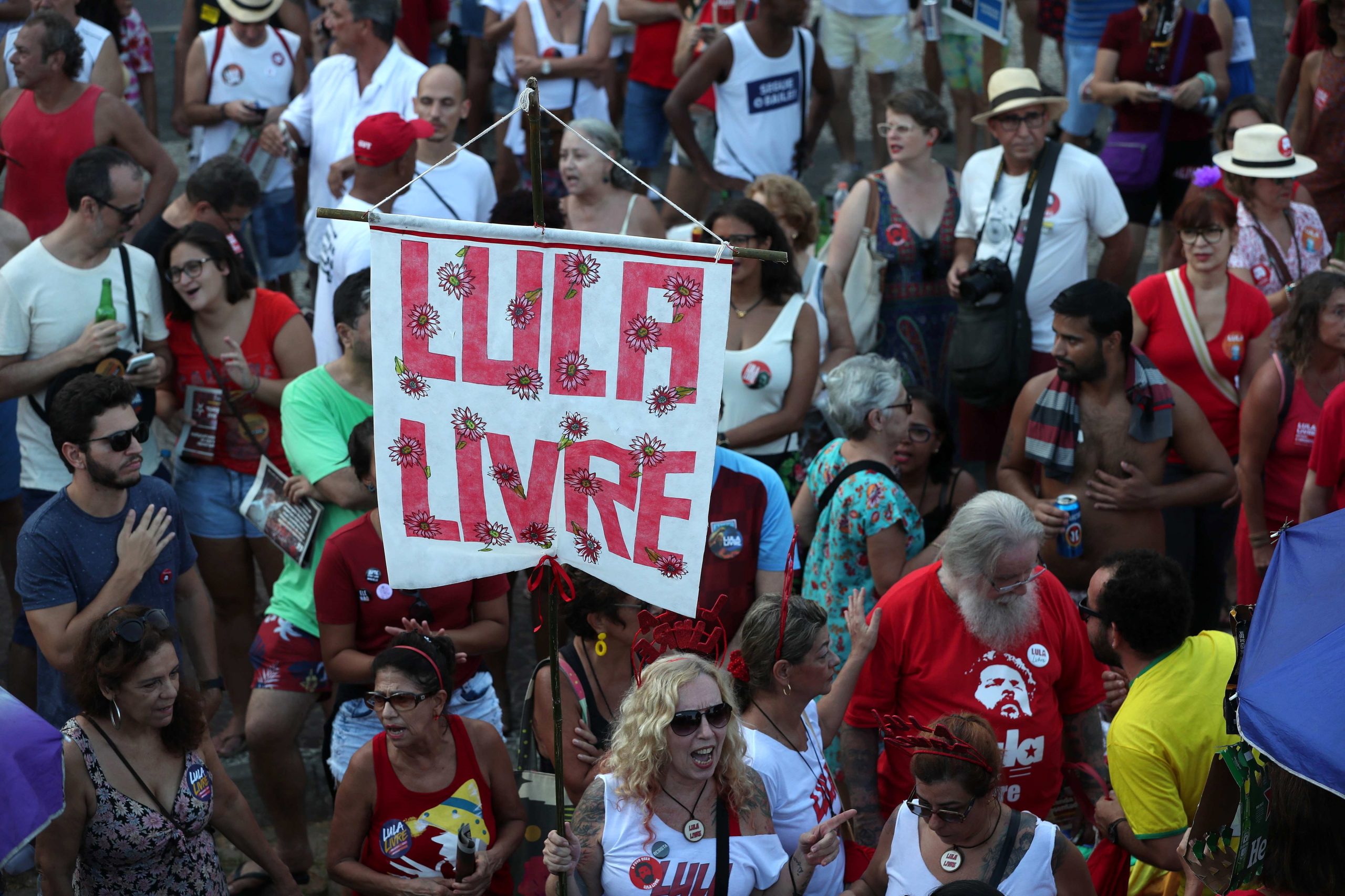 Líder do PT brasileiro diz que existem provas suficientes para libertar Lula