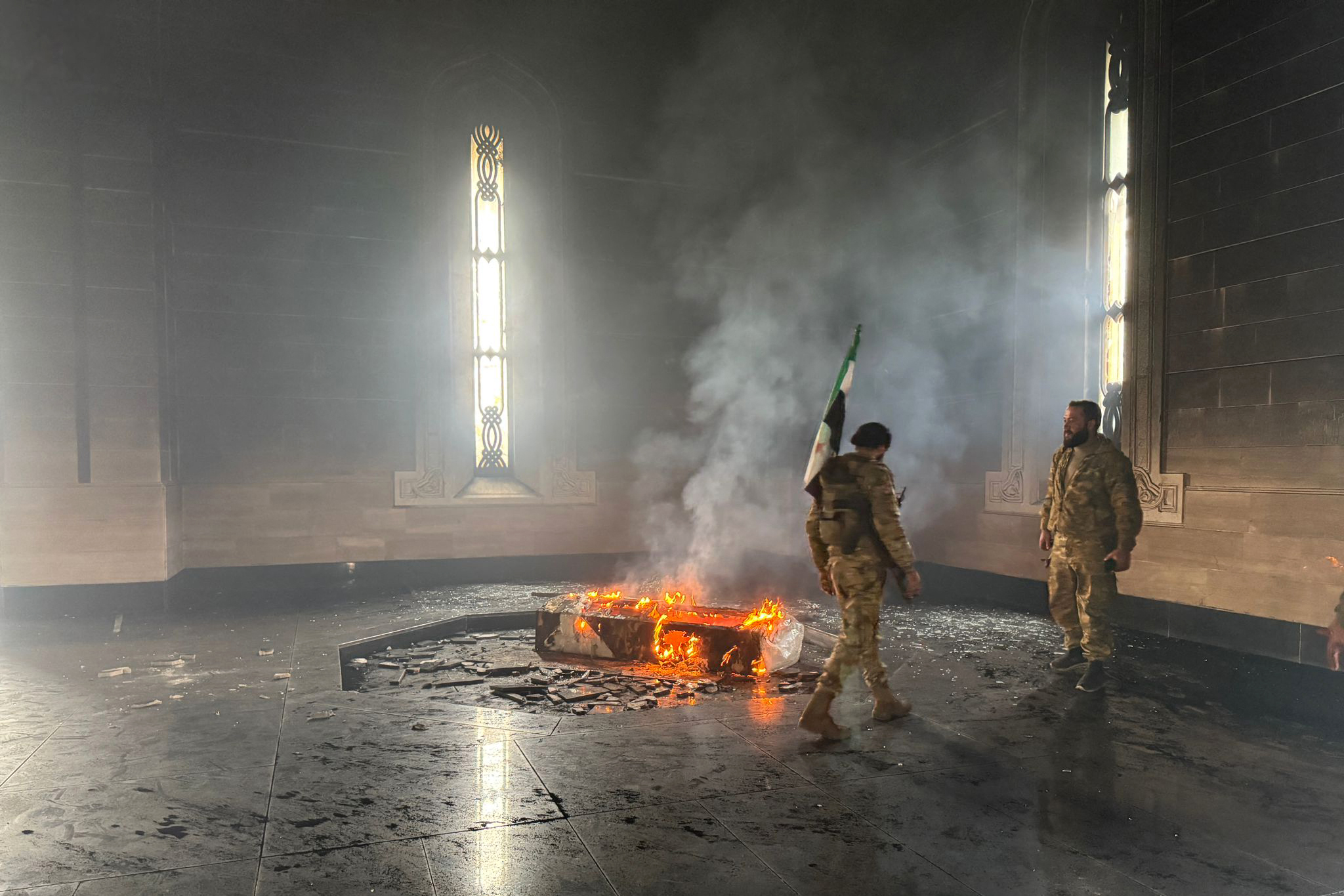 Túmulo do pai de Assad é incendiado na Síria