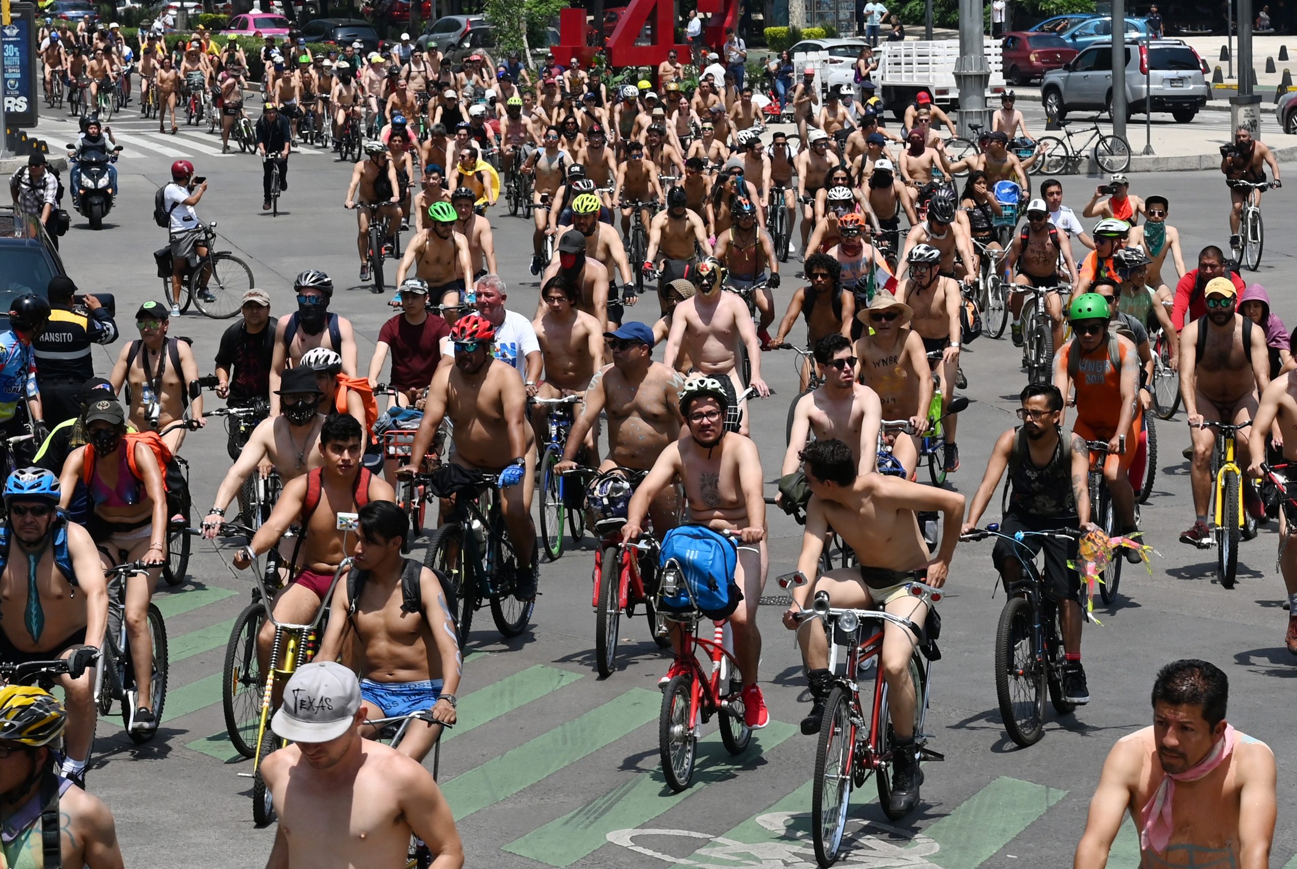 Ciclistas nus passearam pela Cidade do México num alerta para o excesso do uso do automóvel