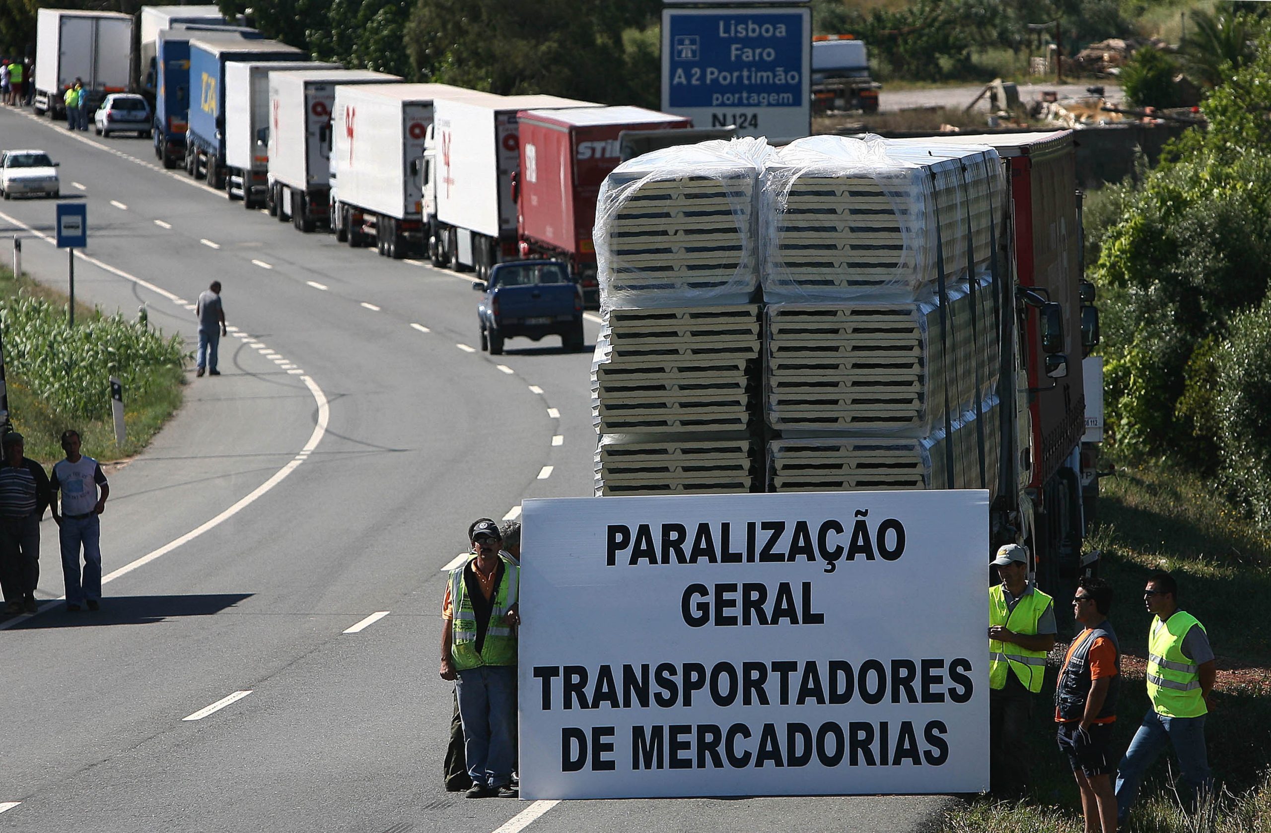 Combustíveis: Greve traz à memória bloqueios de camionistas que pararam o país