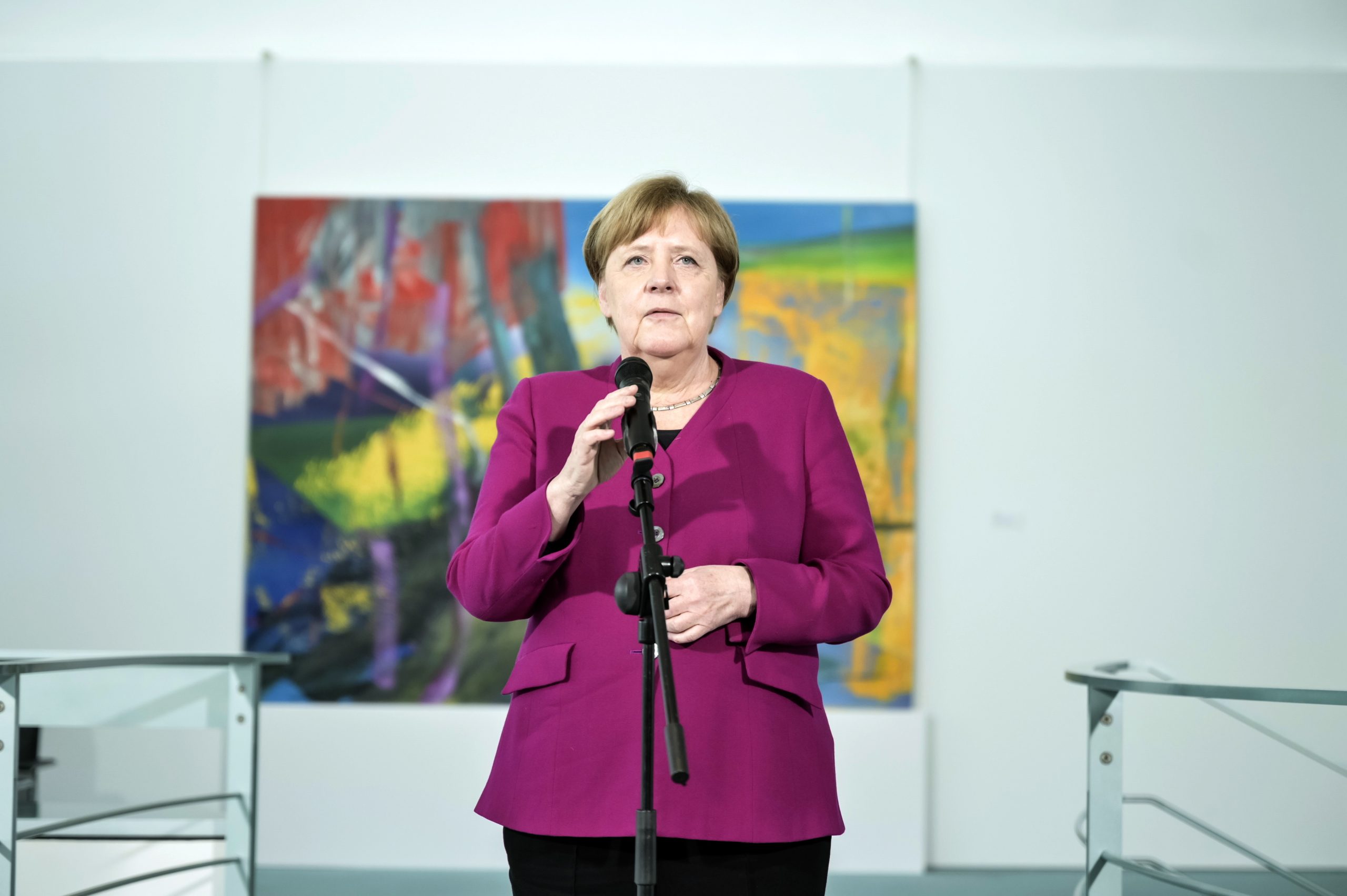 Merkel pede à população para seguir “regras básicas” no desconfinamento