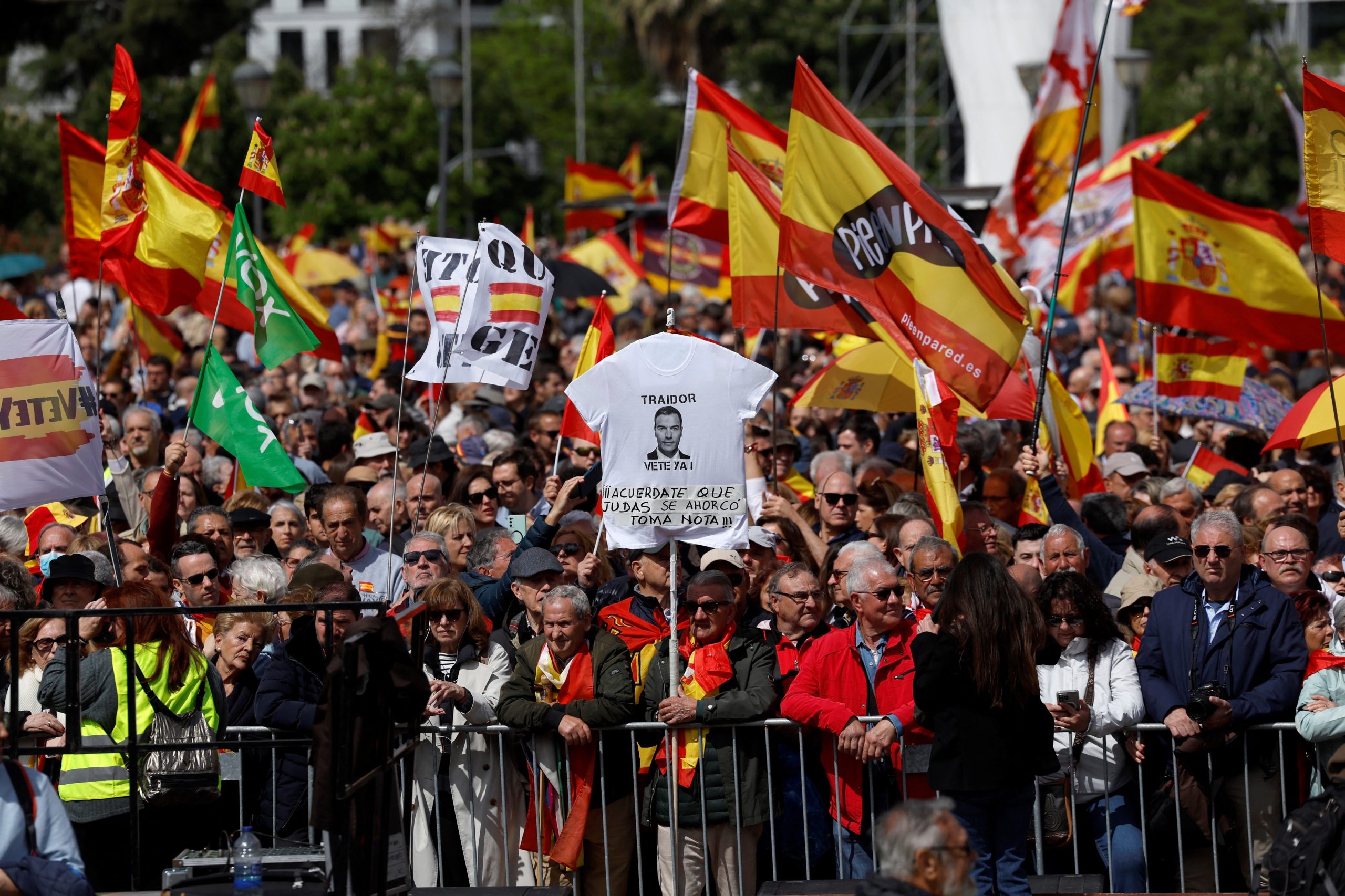 Milhares de manifestantes exigem a renúncia de Pedro Sánchez em Madrid