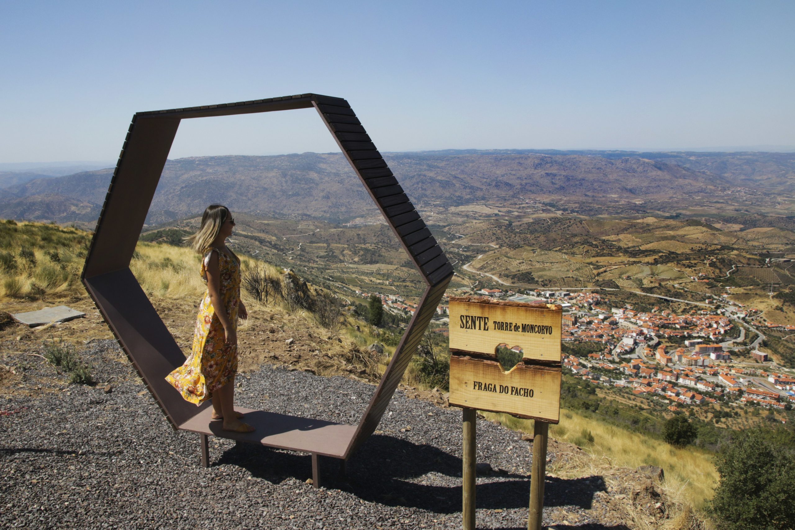 Torre de Moncorvo aposta na atração de turistas com uma rota de 16 miradouros e um baloiço preso num sobreiro