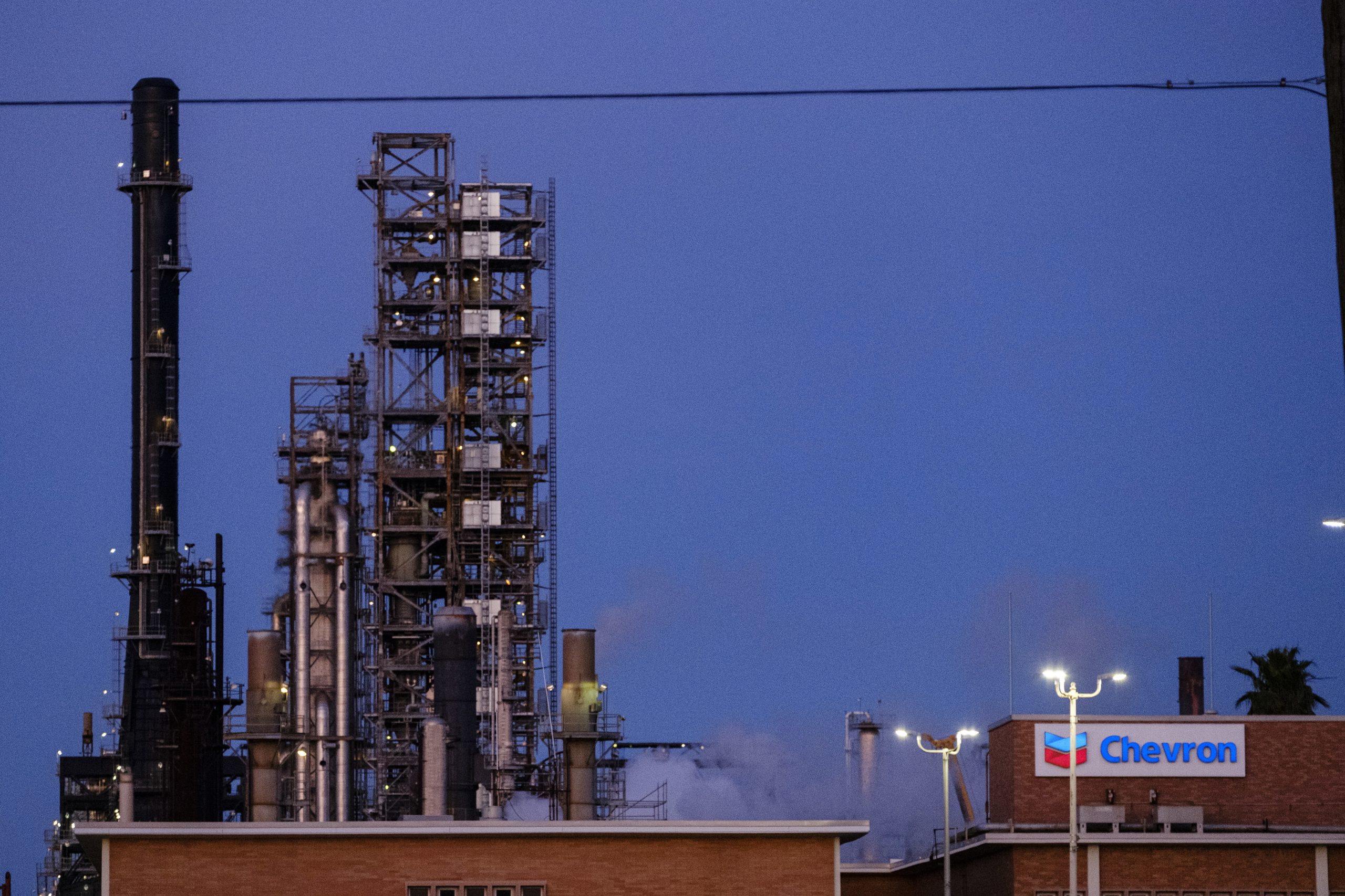 EUA vão usar reservas estratégicas de petróleo em coordenação com outros países para tentar baixar preços