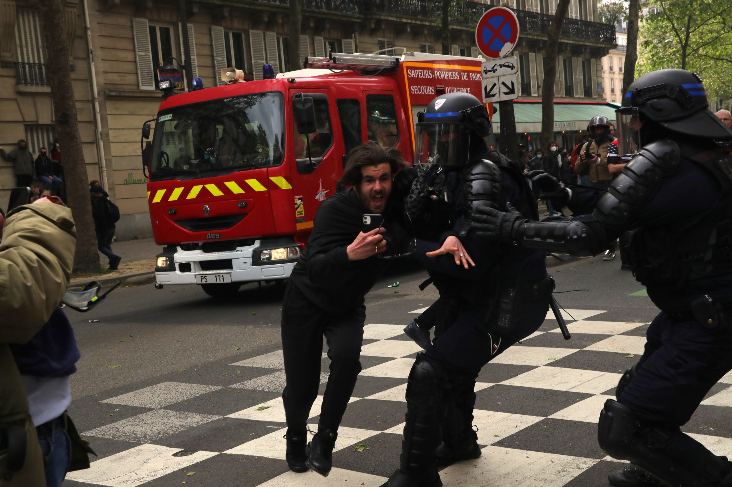 Conflitos entre forças de esquerda marcam início de manifestações sindicais em França