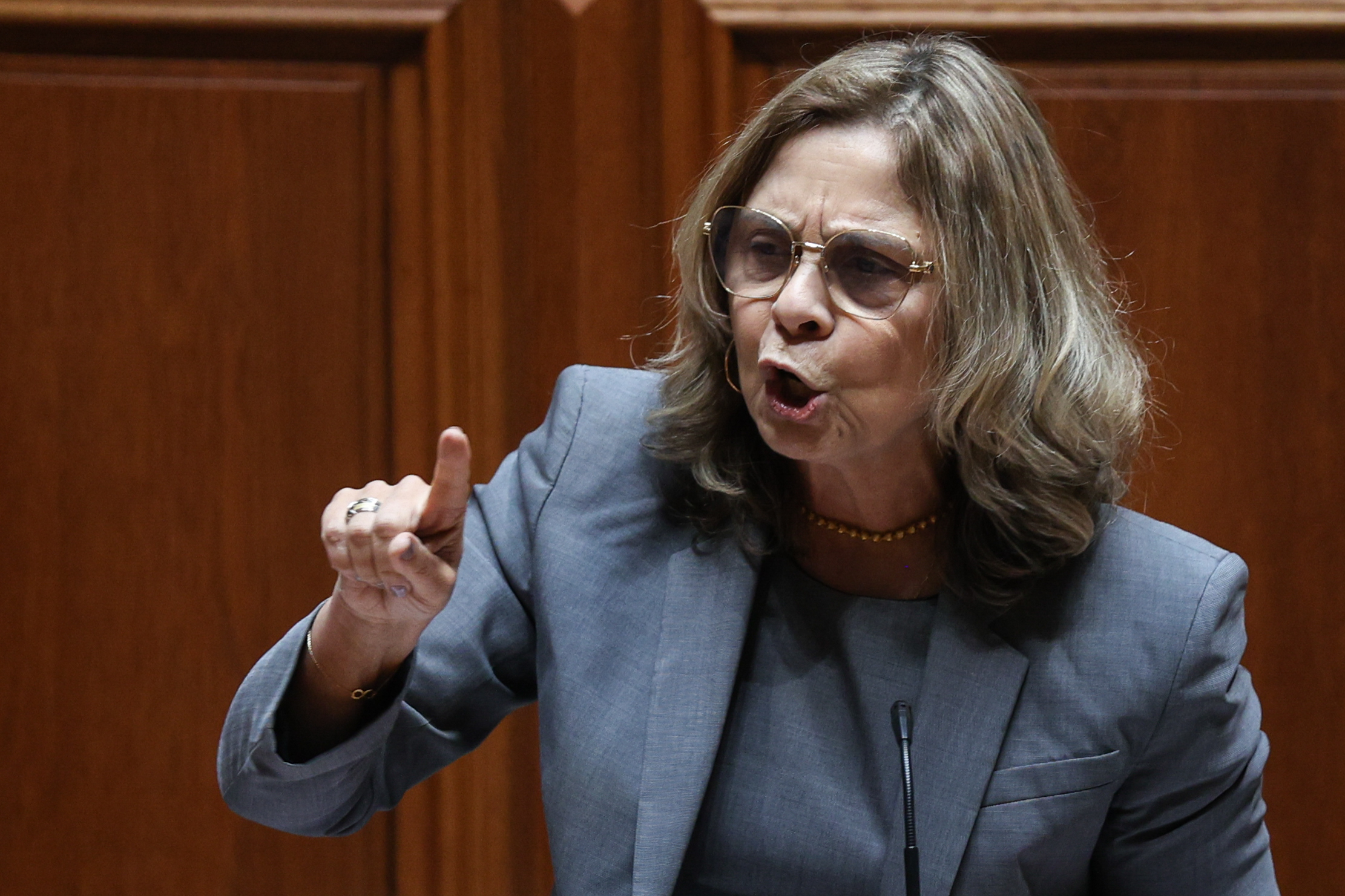 “Um silêncio ensurdecedor”: As respostas que o país exige à Ministra da Saúde