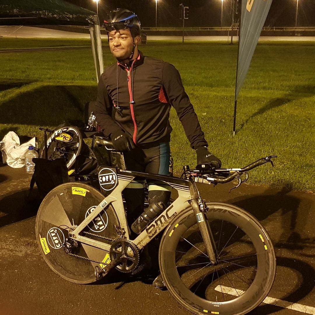 Das ruas de Cardiff para o pódio. Como um português sem-abrigo se tornou recordista mundial de ultraciclismo