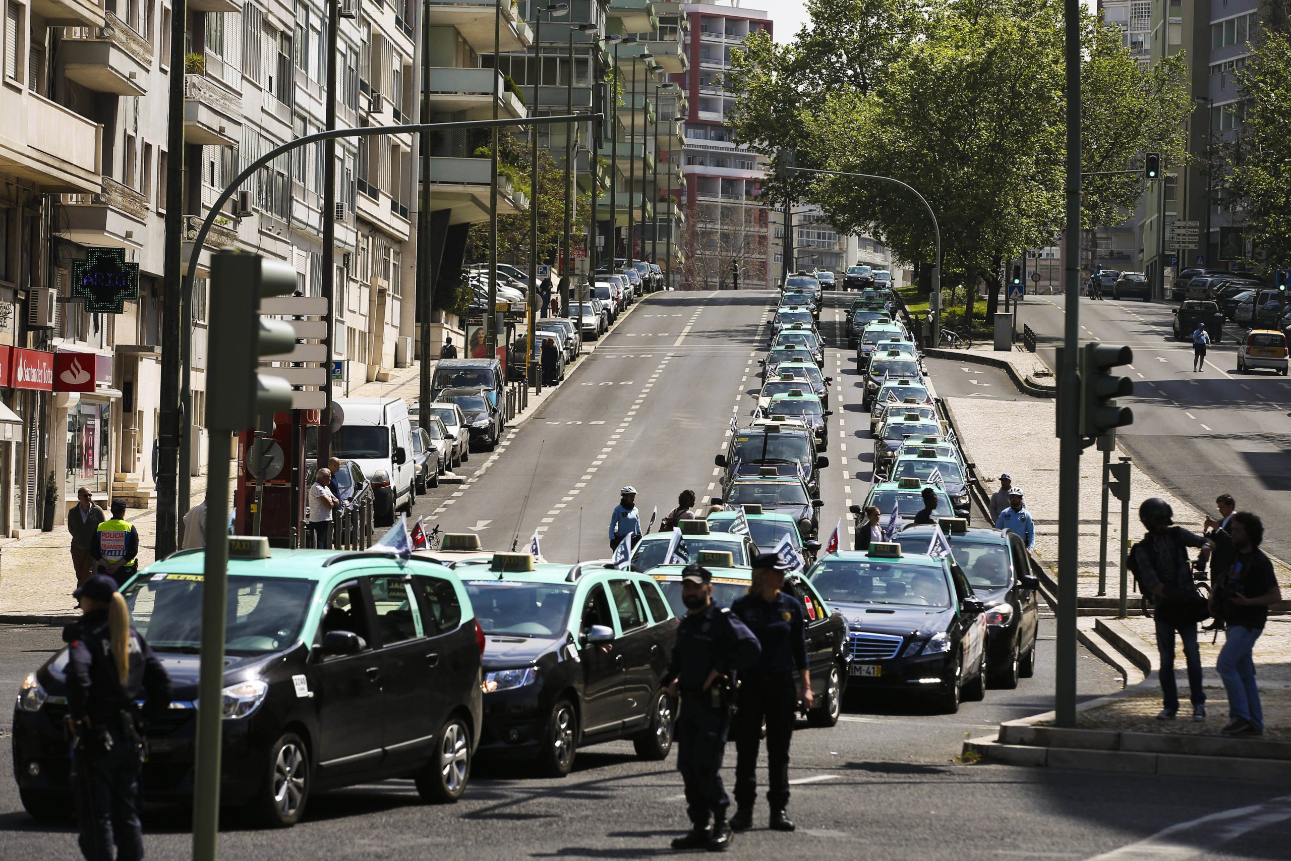 Taxistas: protesto de 2ªfeira inclui desfile entre Parque das Nações e parlamento