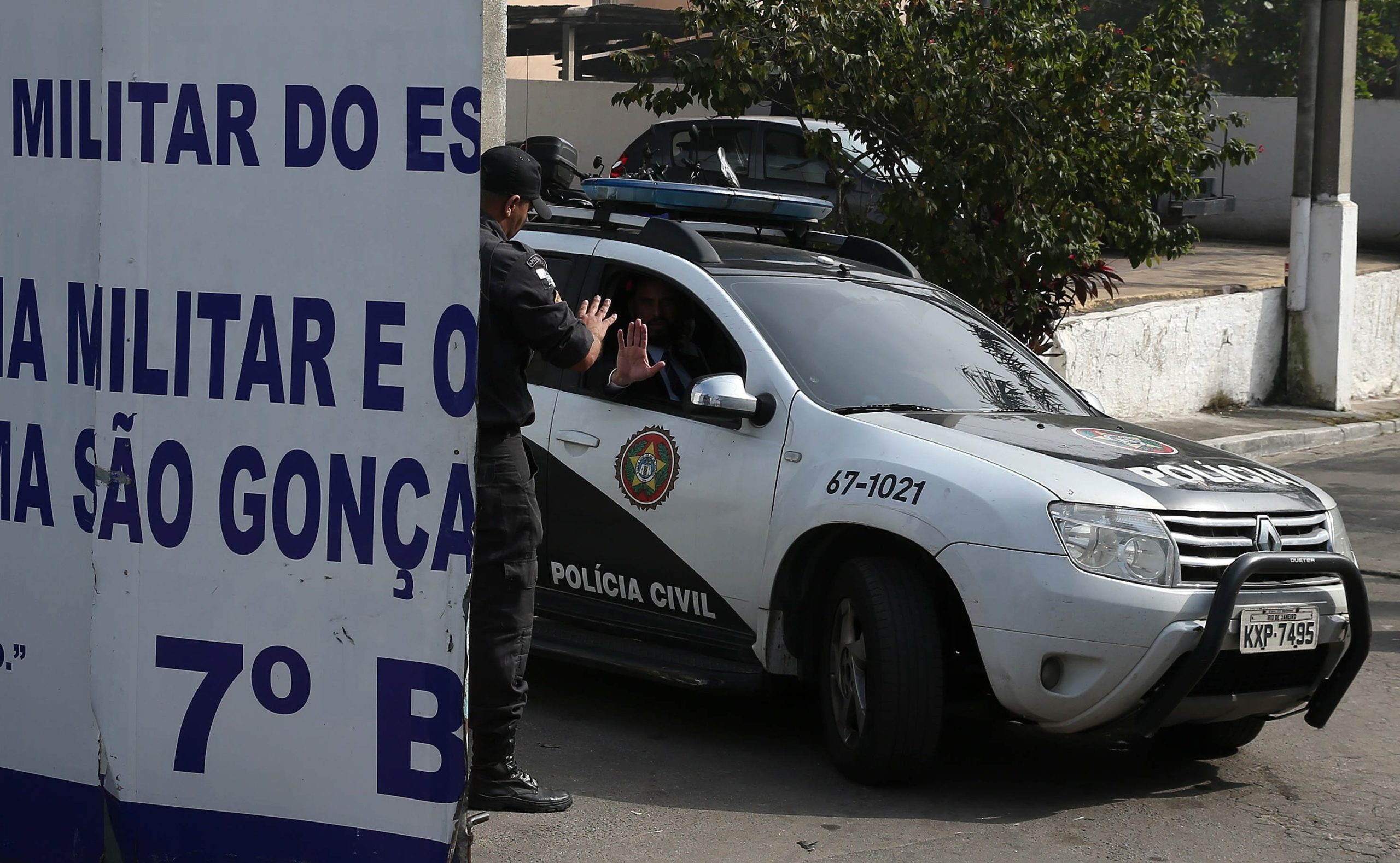 Mulher presa no Rio de Janeiro por tentar contrair empréstimo em banco com um cadáver