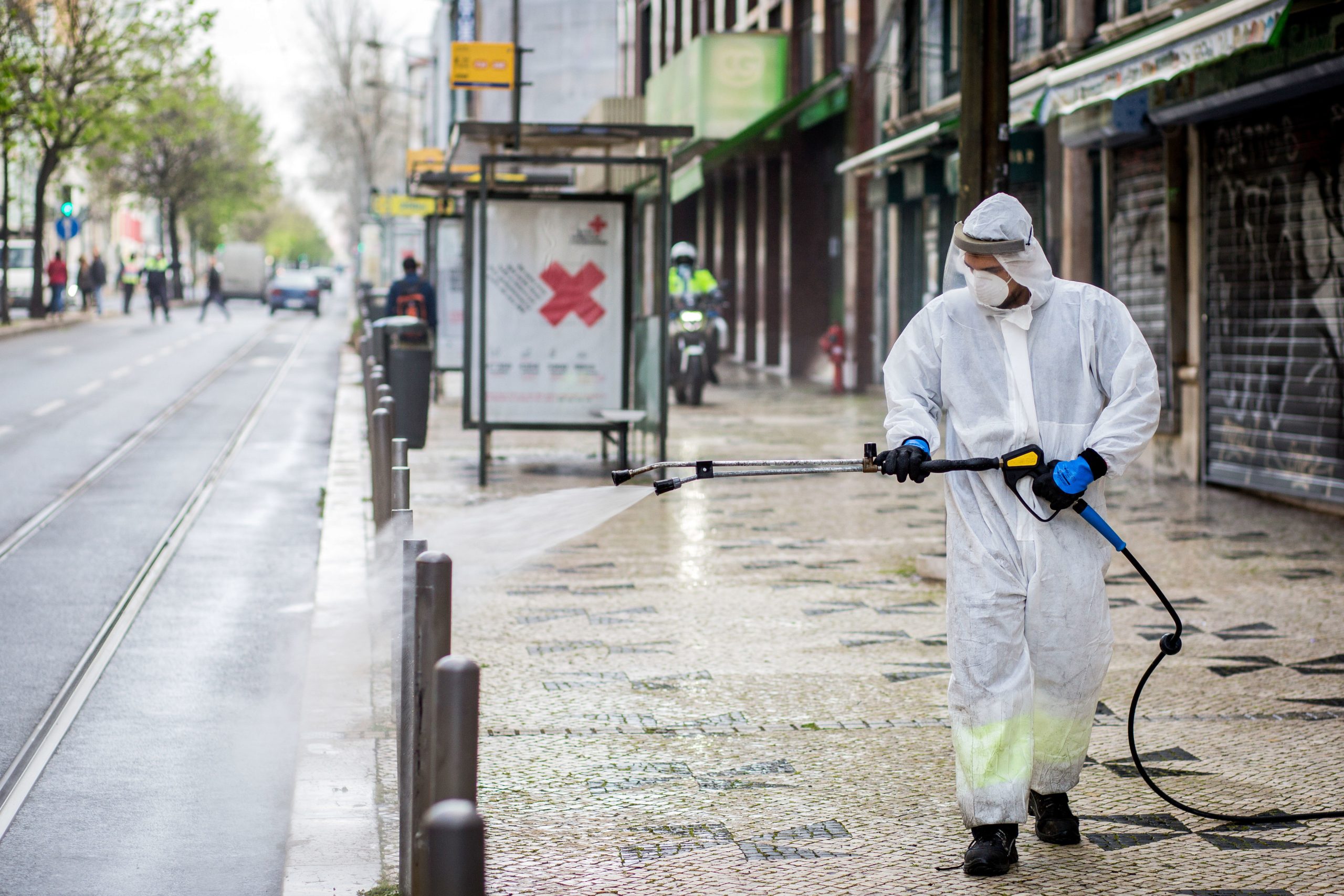 Bruxelas quer reduzir pesticidas em 50% até 2030 e proibir uso em espaços públicos