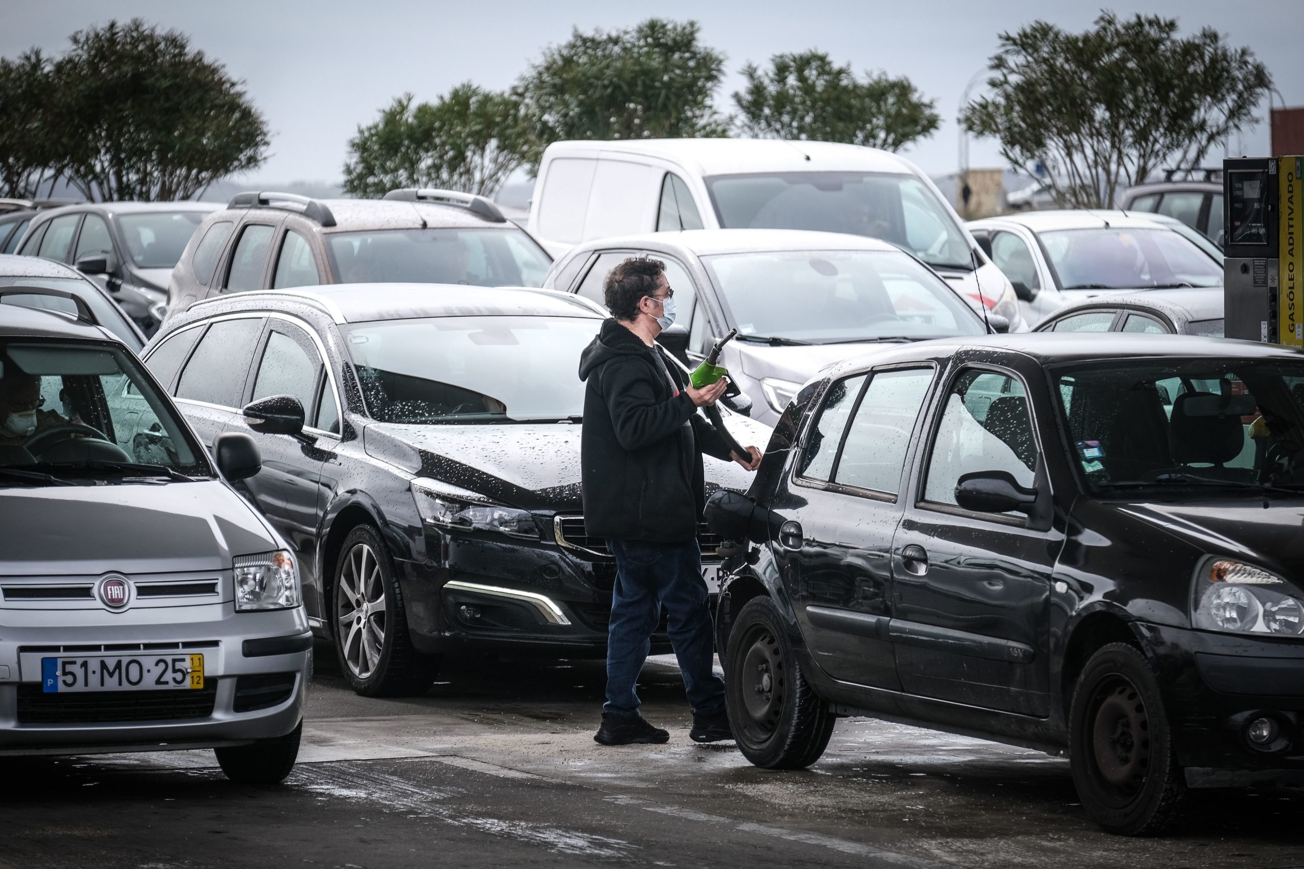Gasolina vendida 1,8 cêntimos e gasóleo 2,2 cêntimos acima da referência