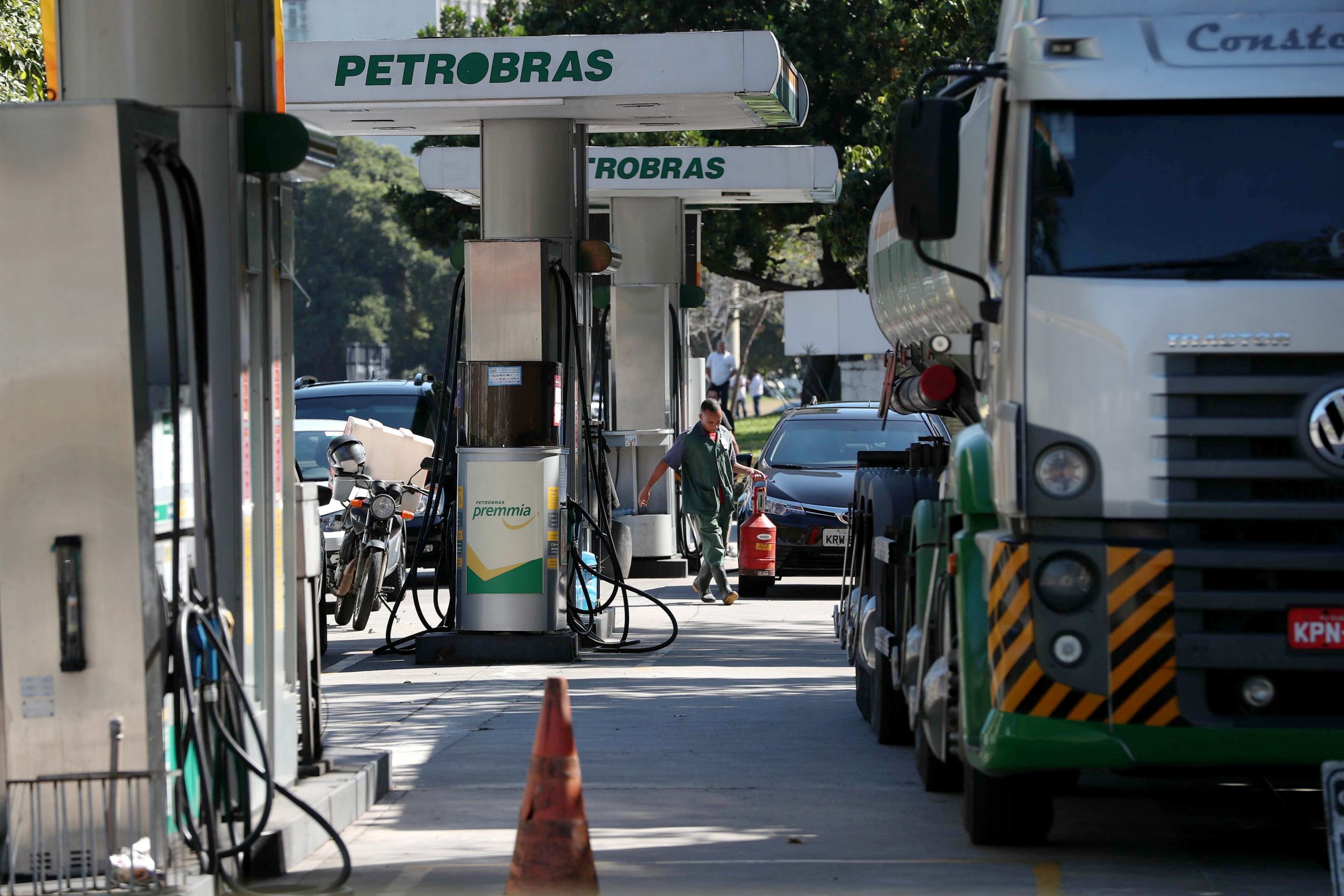 Funcionários da Petrobras mantêm greve no Brasil