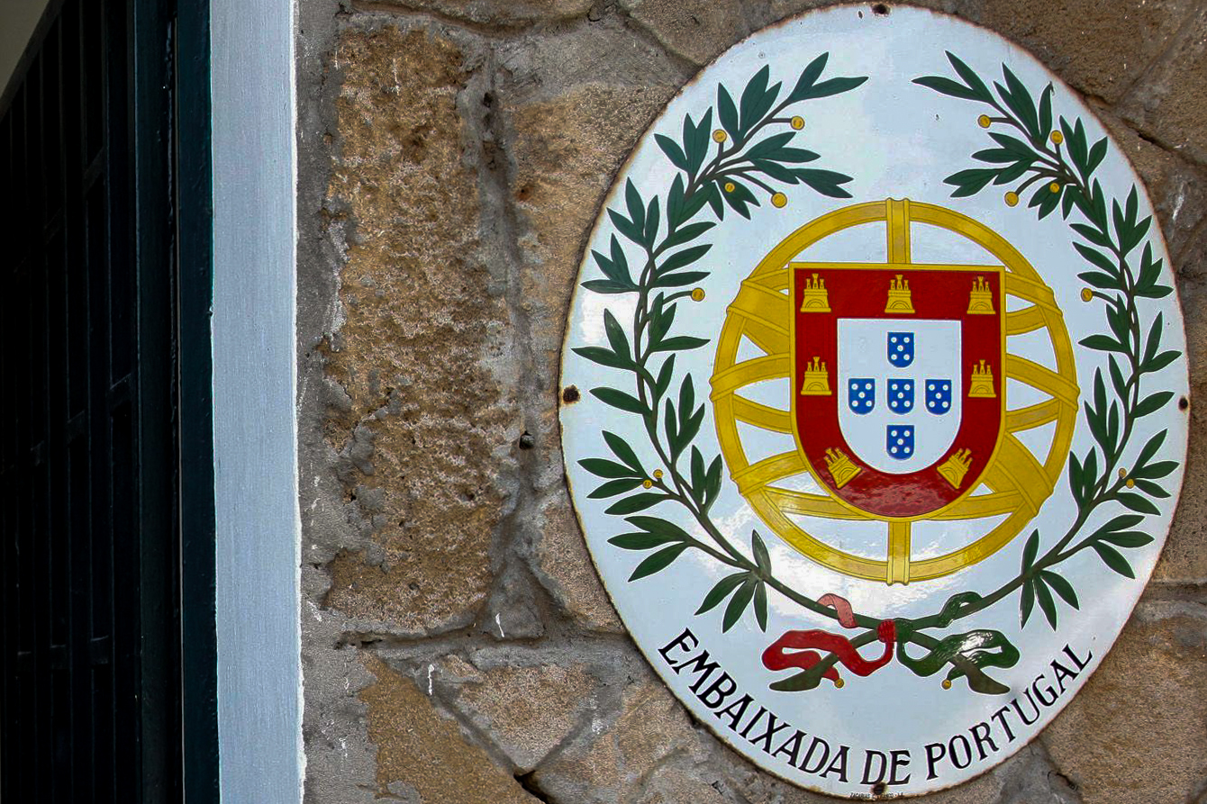 Cônjuges de diplomatas portugueses denunciam dificuldades em garantir carreira contributiva
