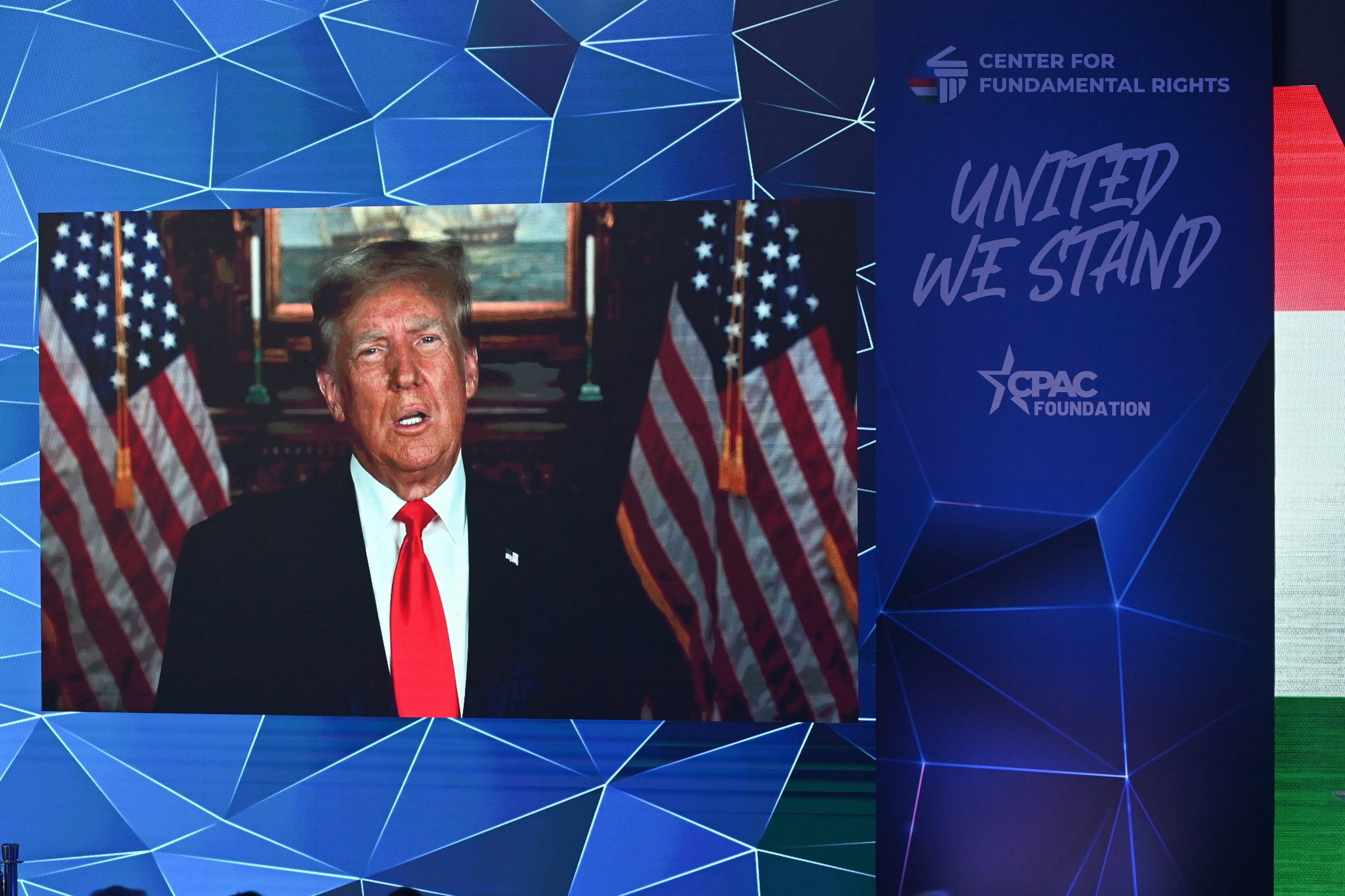 Trump promete fim da cidadania automática para crianças indocumentadas