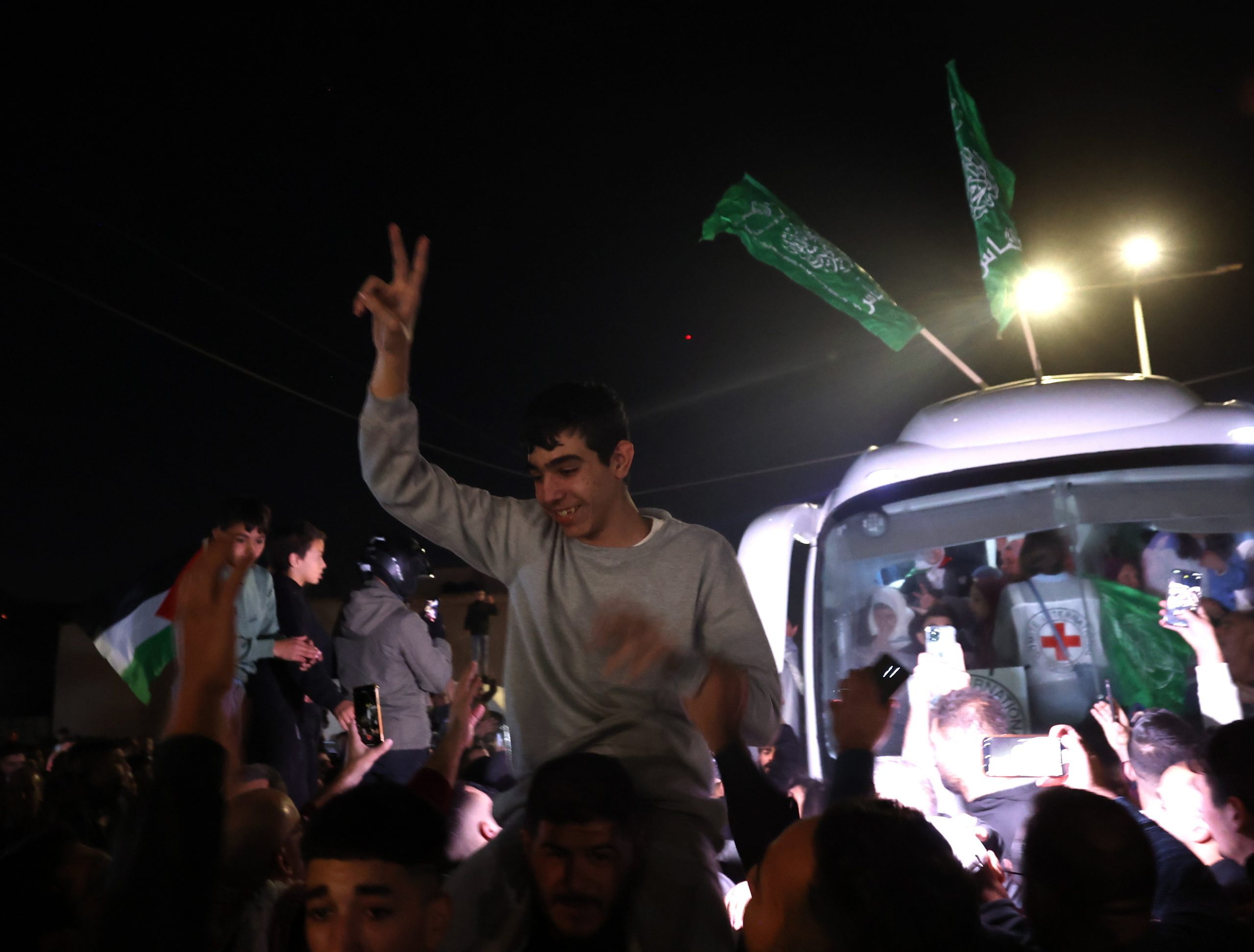 Prisioneiros palestinianos libertados por Israel foram recebidos como heróis na Cisjordânia ocupada