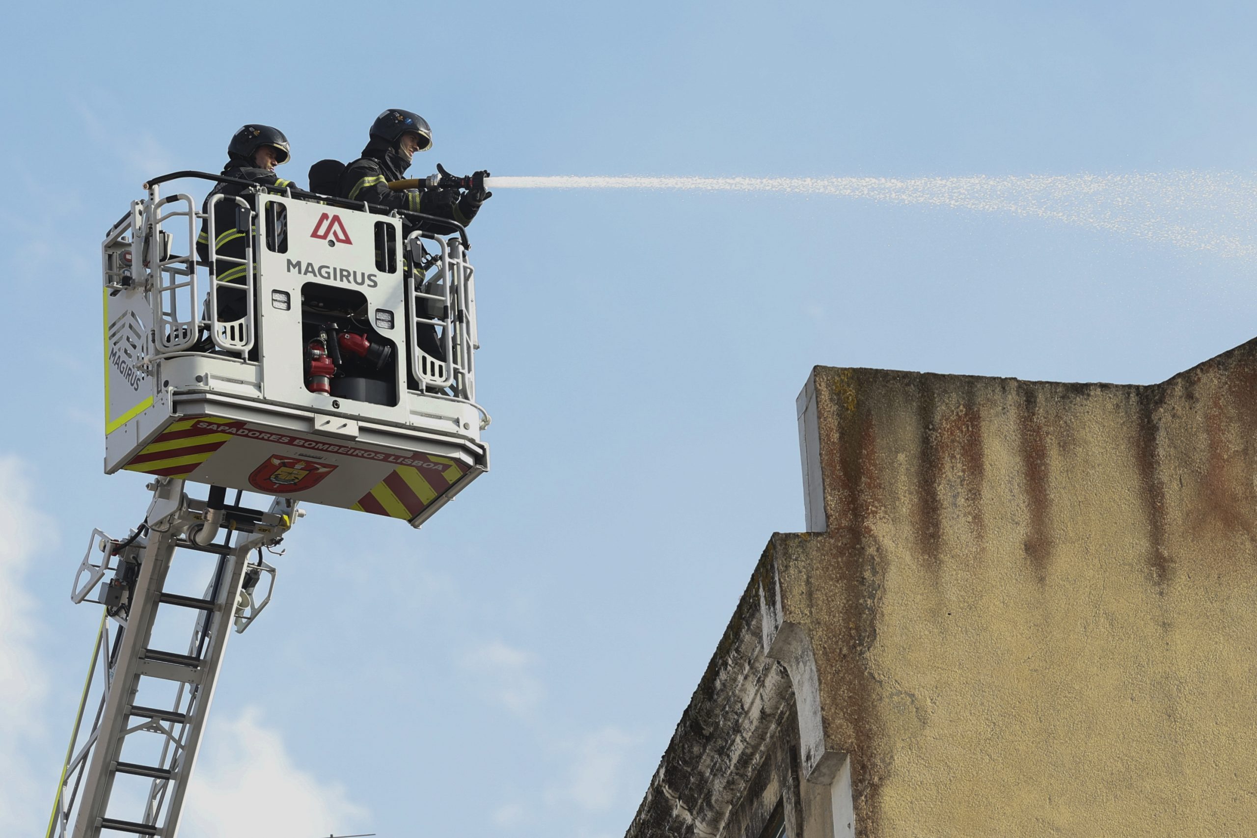 Incêndio em prédio na zona de Alcântara faz dois feridos ligeiros e nove desalojados