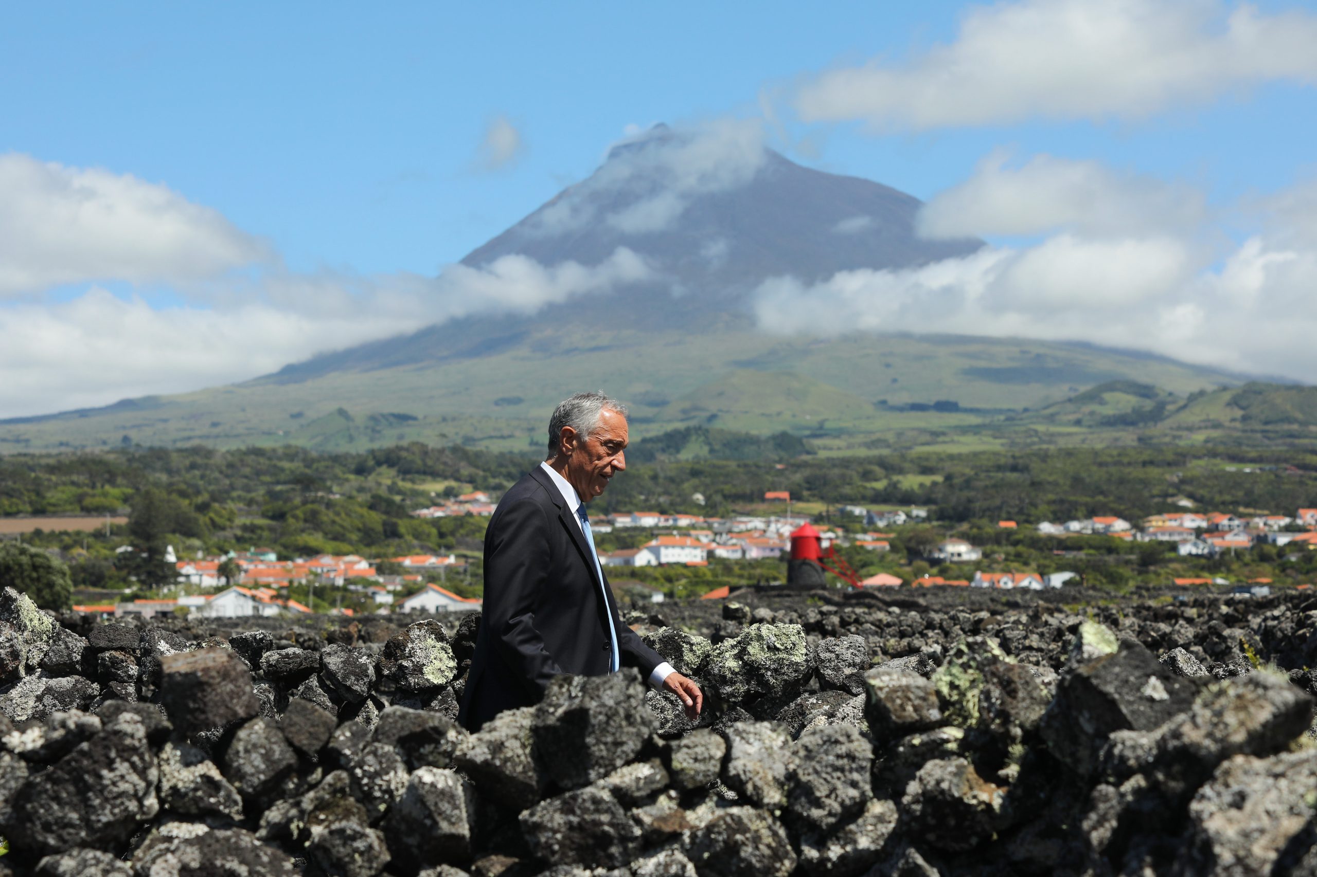 Marcelo aceita ser embaixador do vinho da ilha do Pico e brinda ao “muito jovem e brilhante” Macron