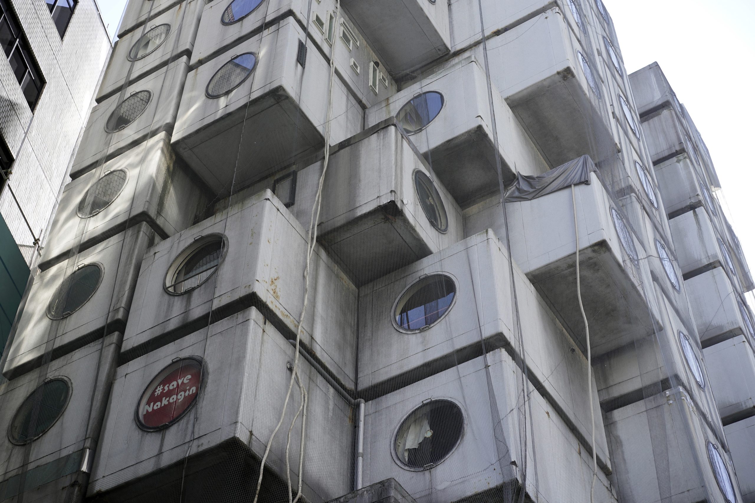 “Viver” numa cápsula com 10 metros quadrados pode ter os dias contados. Nakagin Capsule Tower vai ser demolida