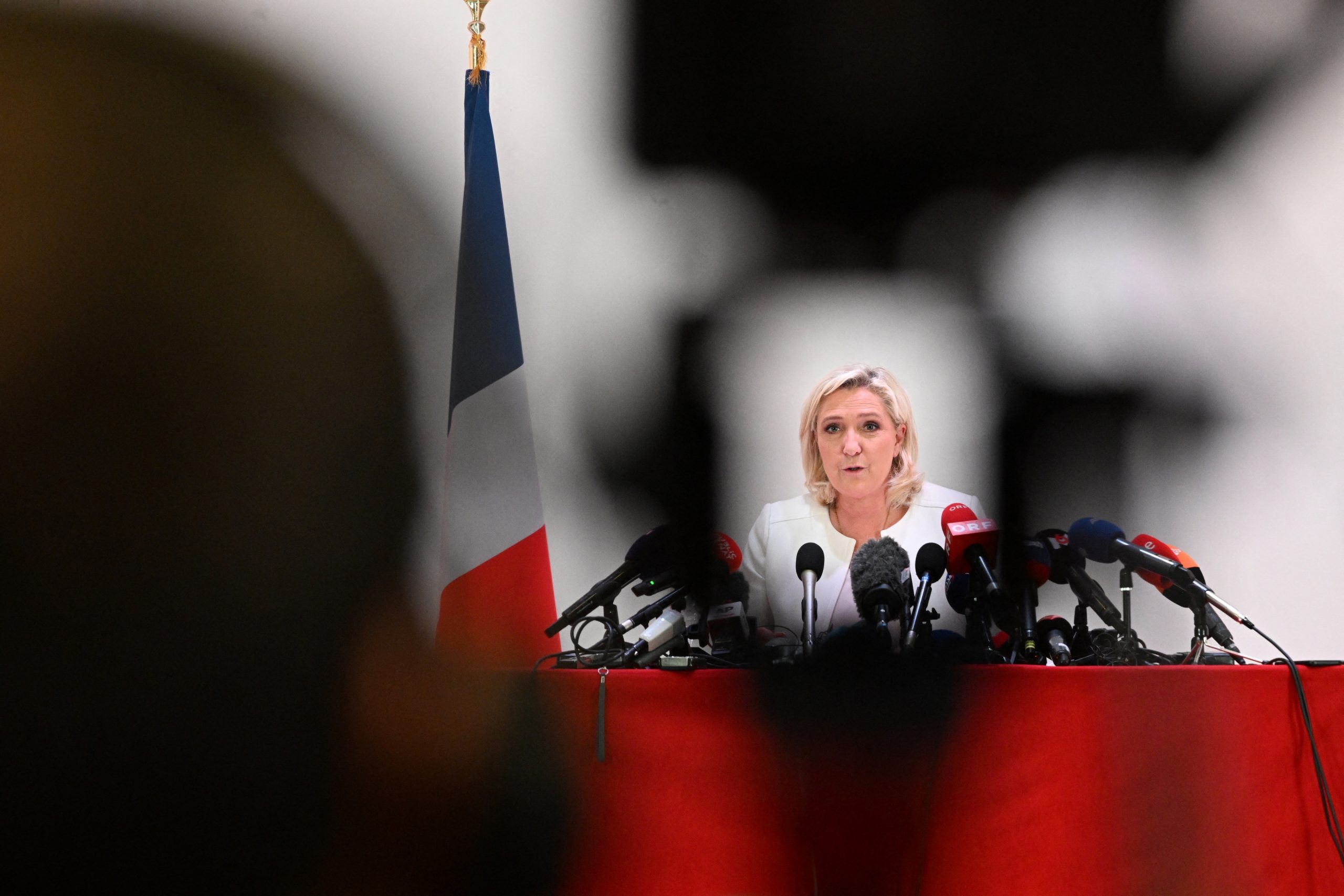 Marine Le Pen tem conferência de imprensa interrompida com alegações à sua relação com Vladimir Putin
