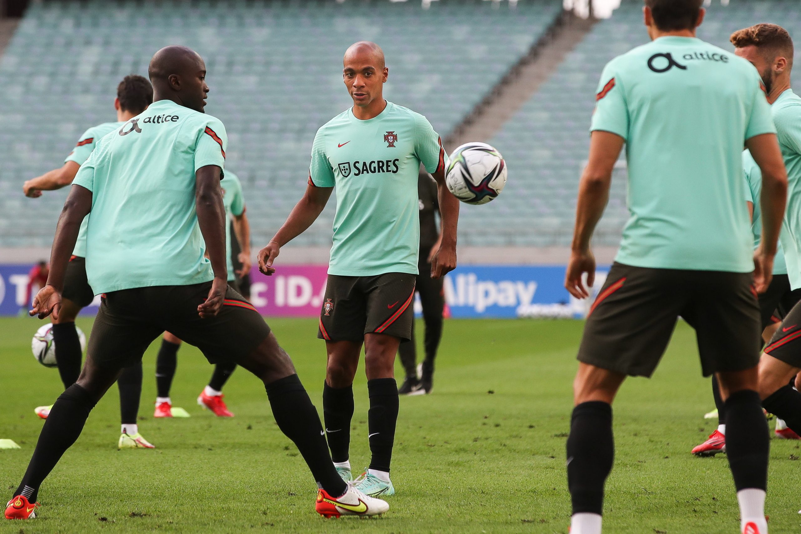 João Mário: Foi difícil estar de fora, mas a seleção é o momento