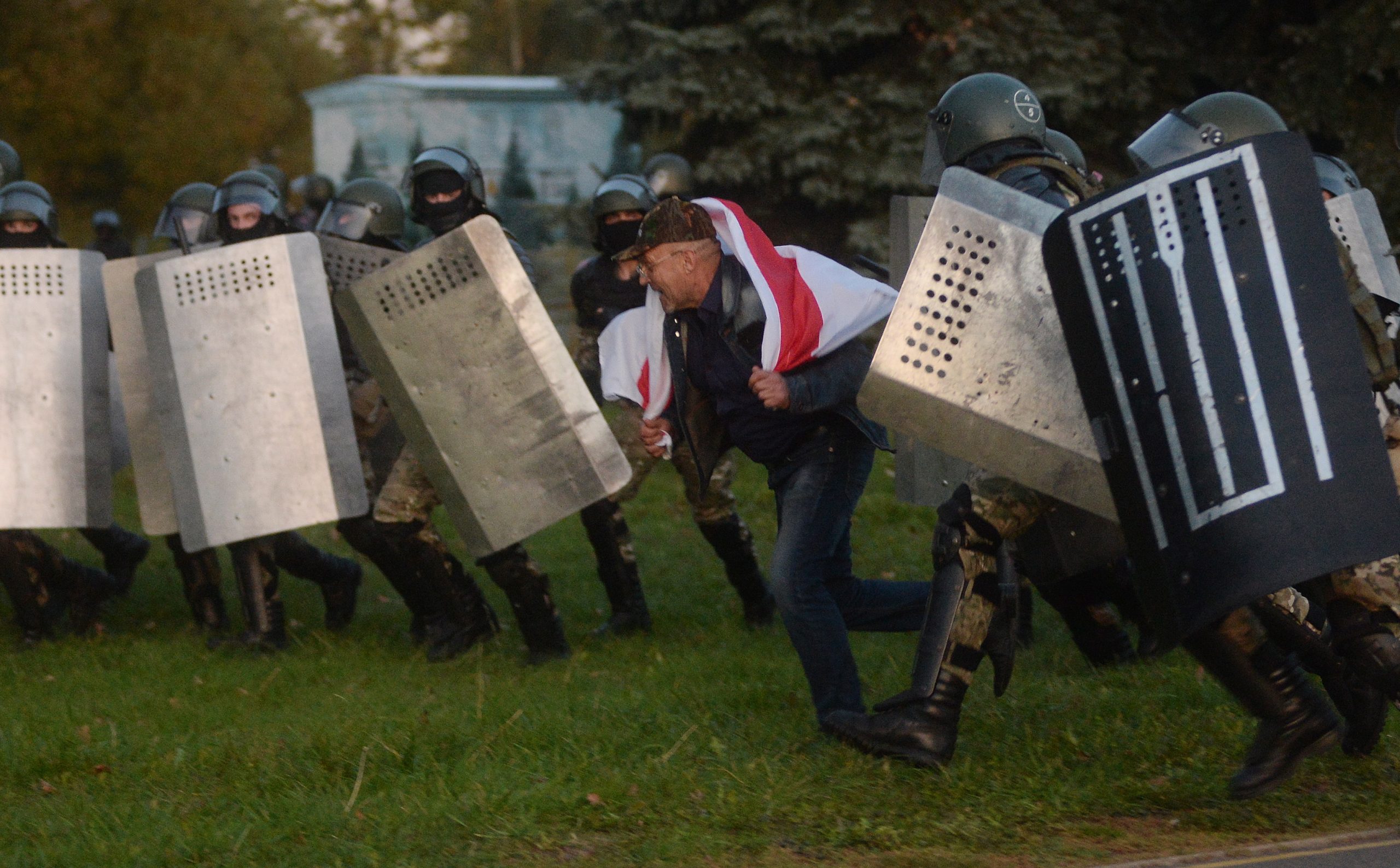 Bielorrússia: Polícia dispersa manifestantes com canhões de água em Minsk